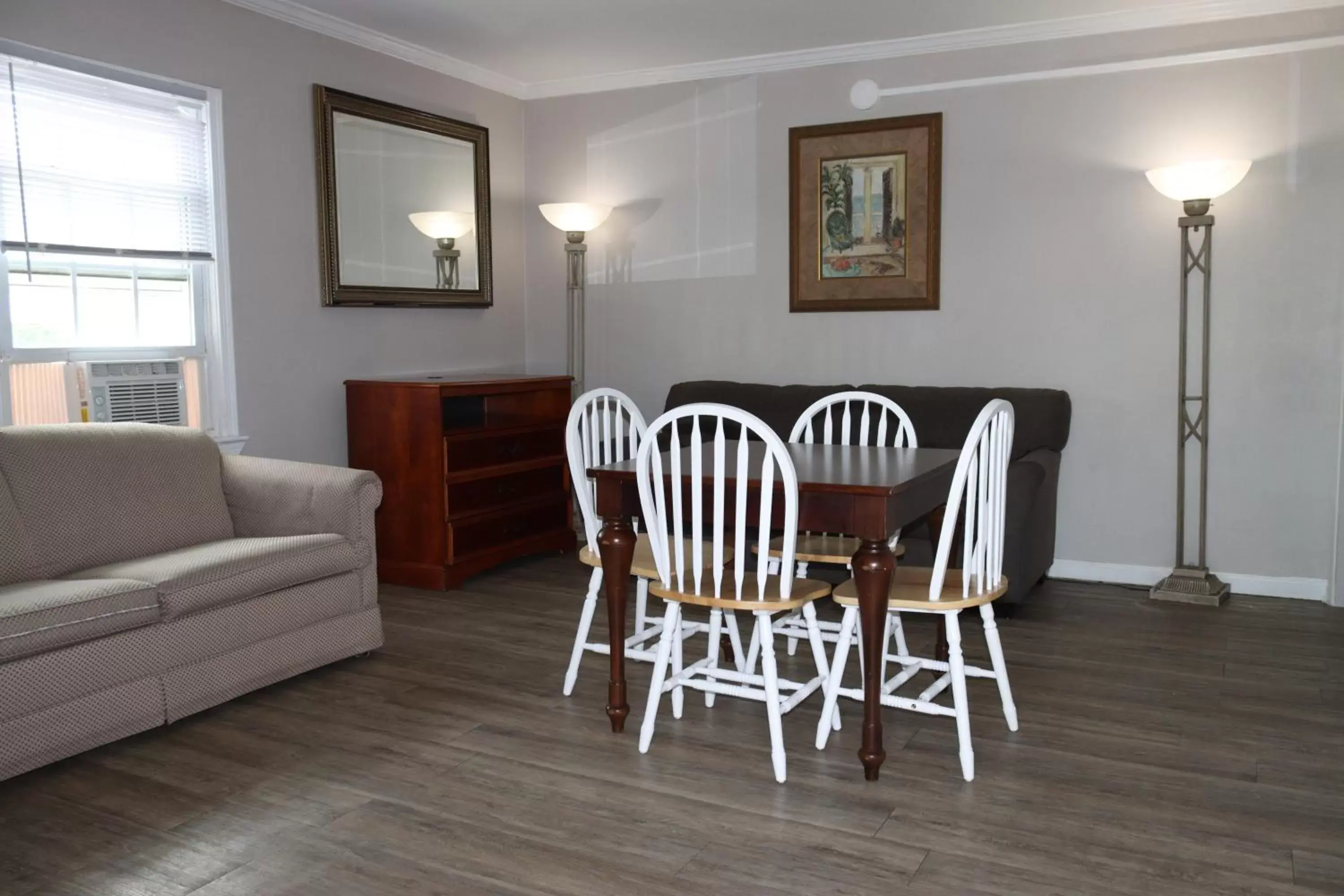 Dining Area in The Burgundy Inn Hotel and Apartments