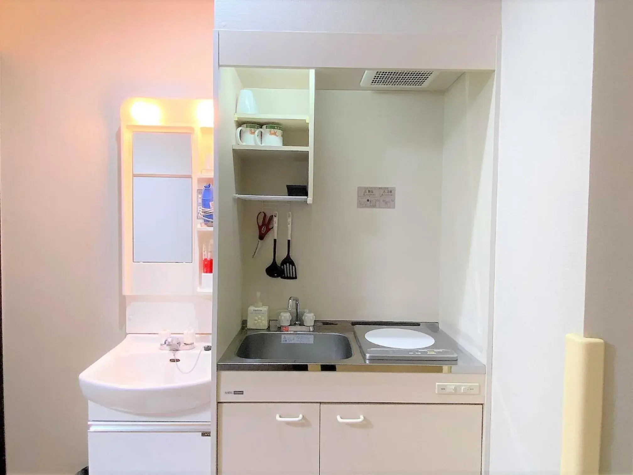 Kitchen or kitchenette, Bathroom in Sakura Hotel Hatagaya