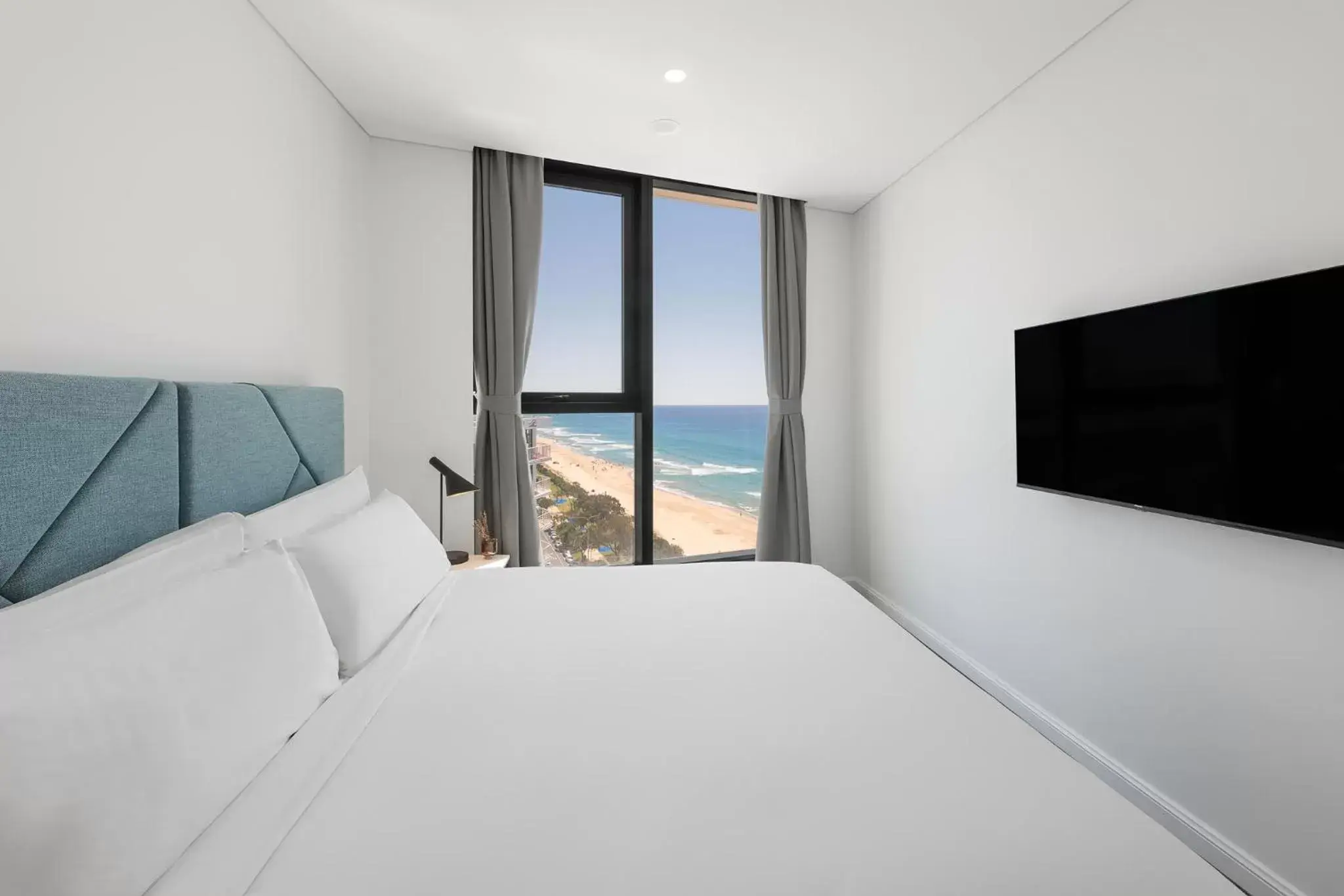 Bed, Sea View in Meriton Suites Surfers Paradise