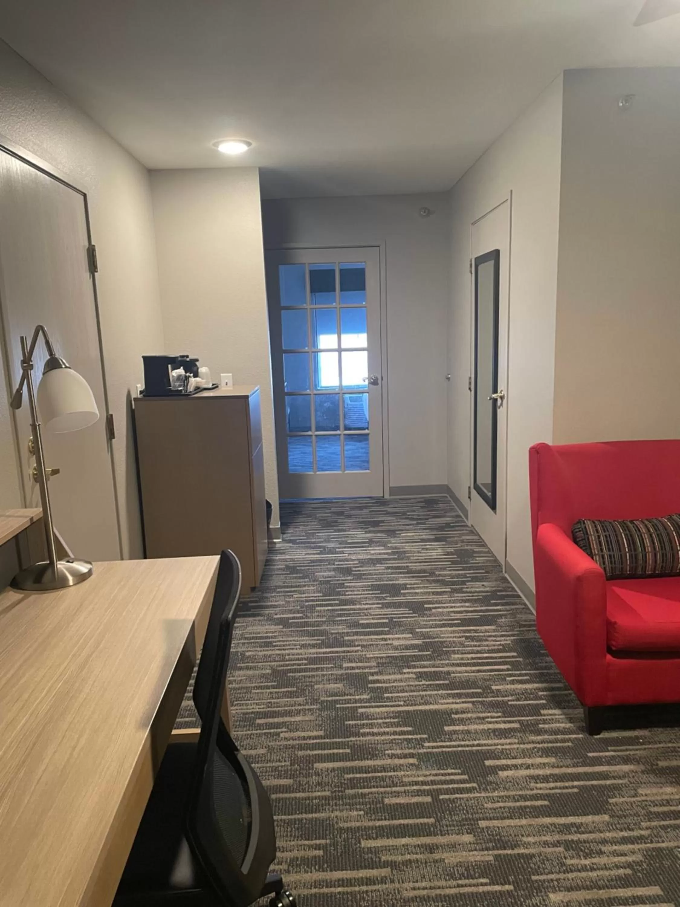 Living room in Country Inn & Suites by Radisson, Madison, WI