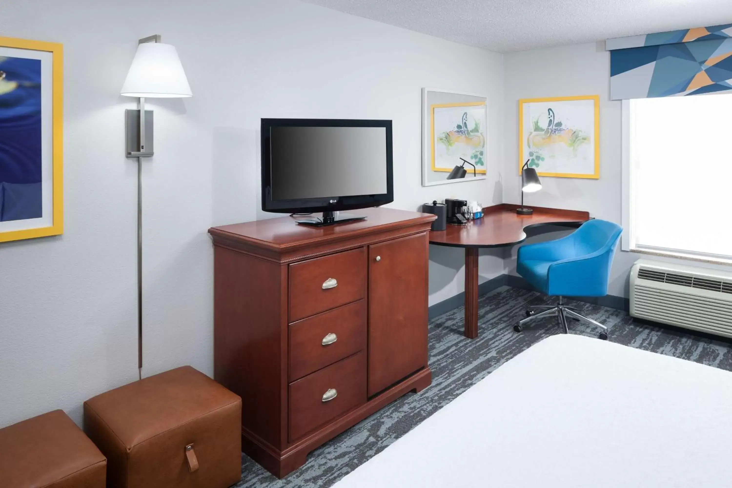 Bedroom, TV/Entertainment Center in Hampton Inn & Suites Jackson