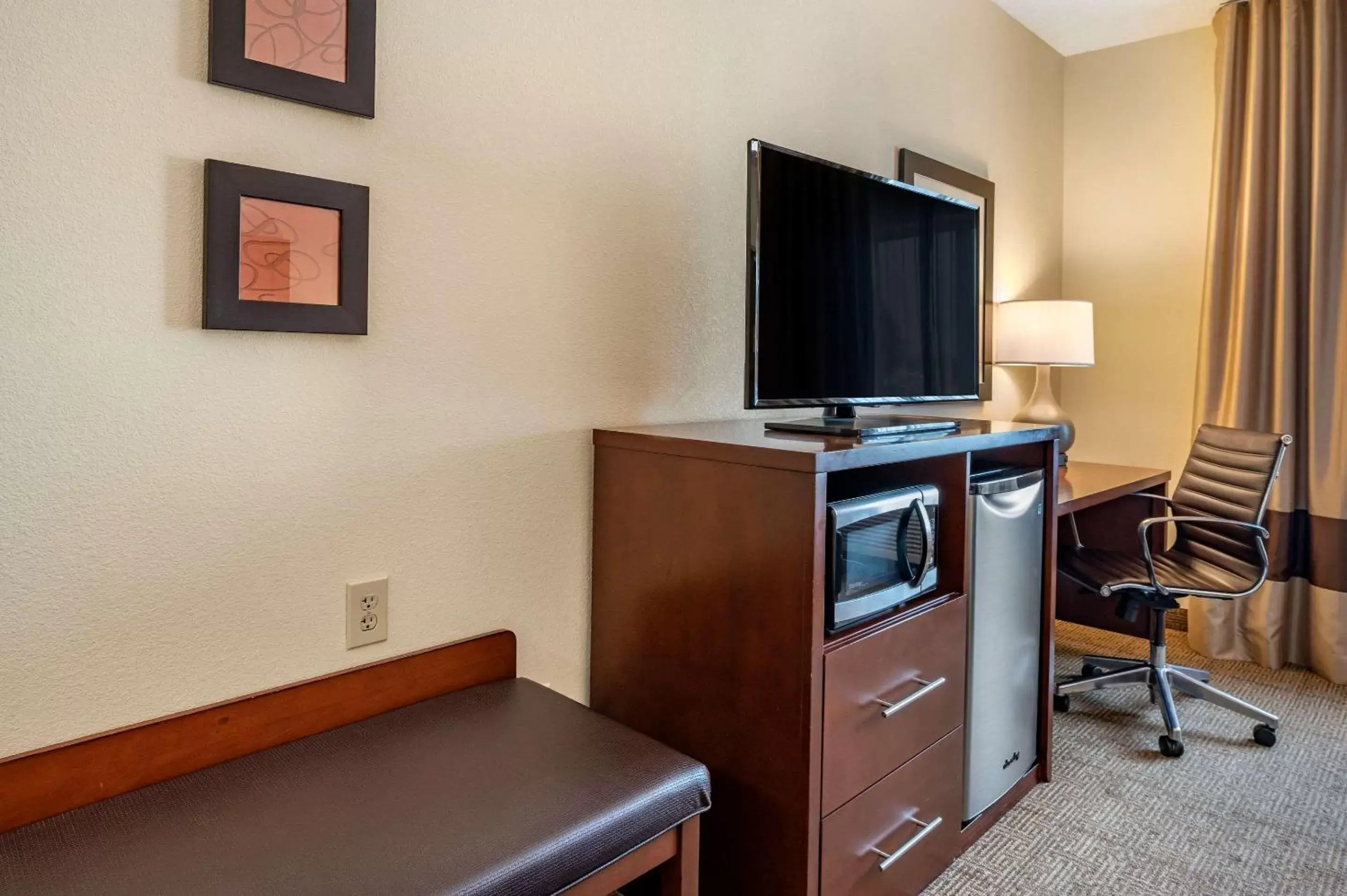 Photo of the whole room, TV/Entertainment Center in Comfort Suites Columbus West - Hilliard