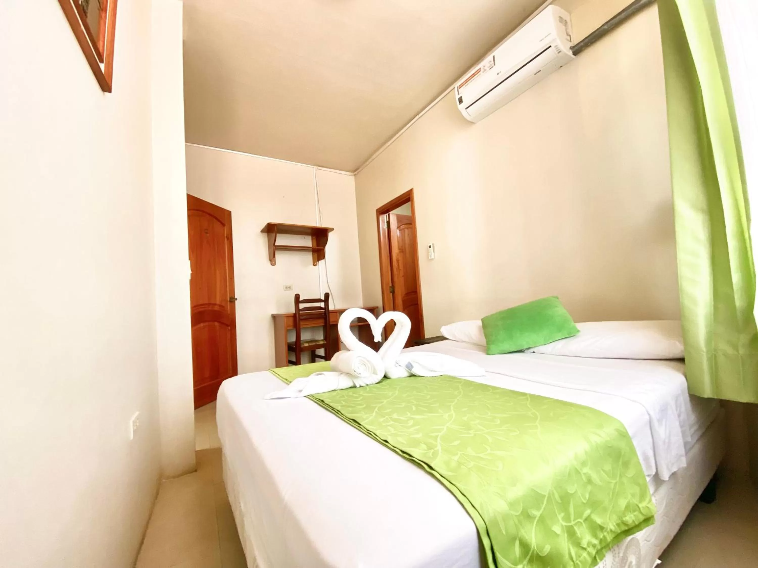 Photo of the whole room, Bed in El Rincón de George