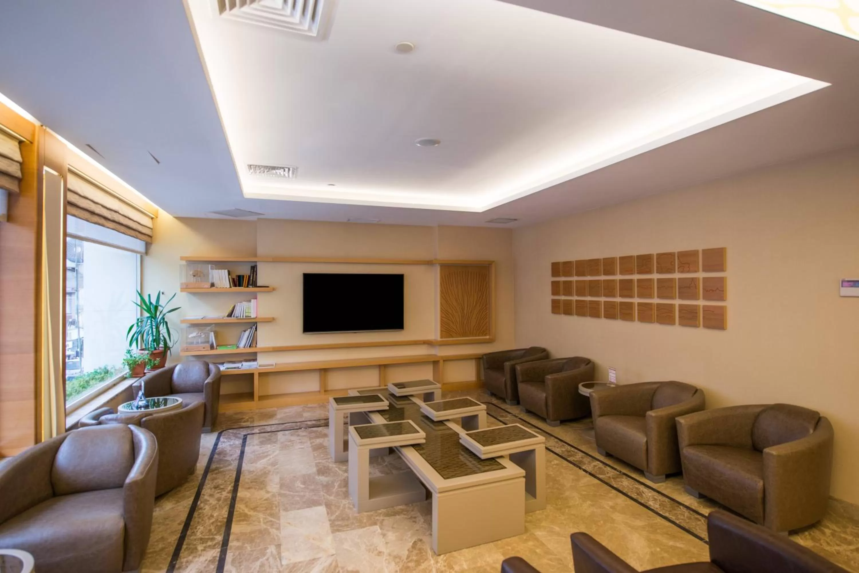 Communal lounge/ TV room in Prestige Hotel Old City