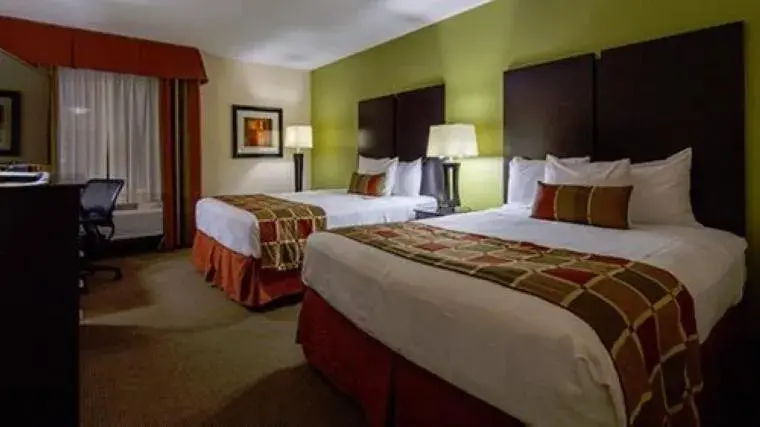 Bed in Best Western Plus Huntersville Inn & Suites Near Lake Norman