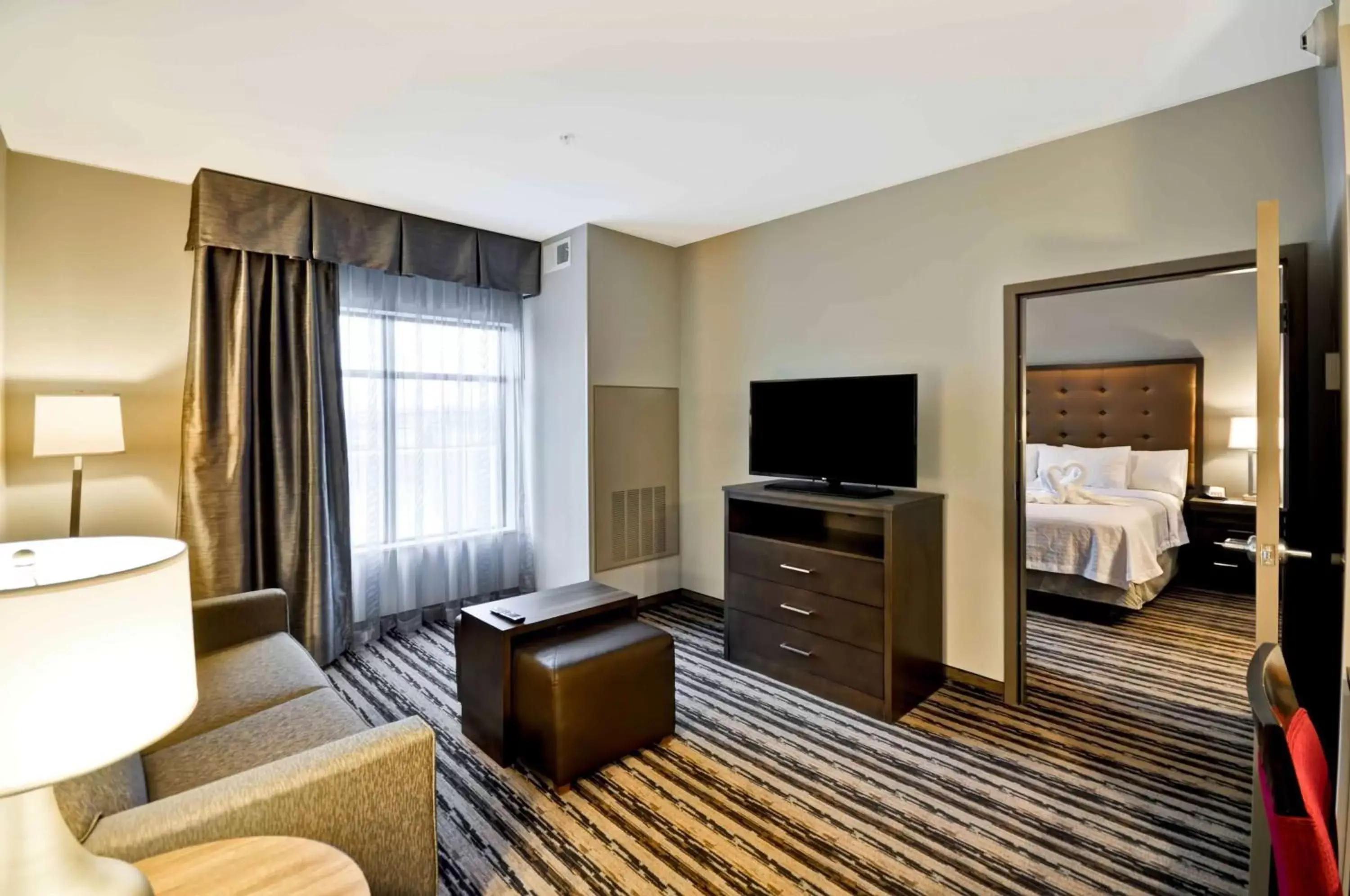 Living room, TV/Entertainment Center in Homewood Suites by Hilton Cincinnati/West Chester