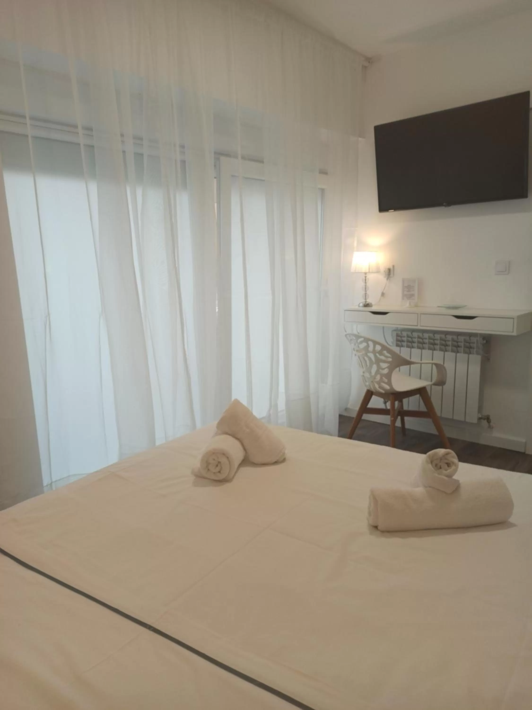 Bedroom, Bed in Rin Rooms