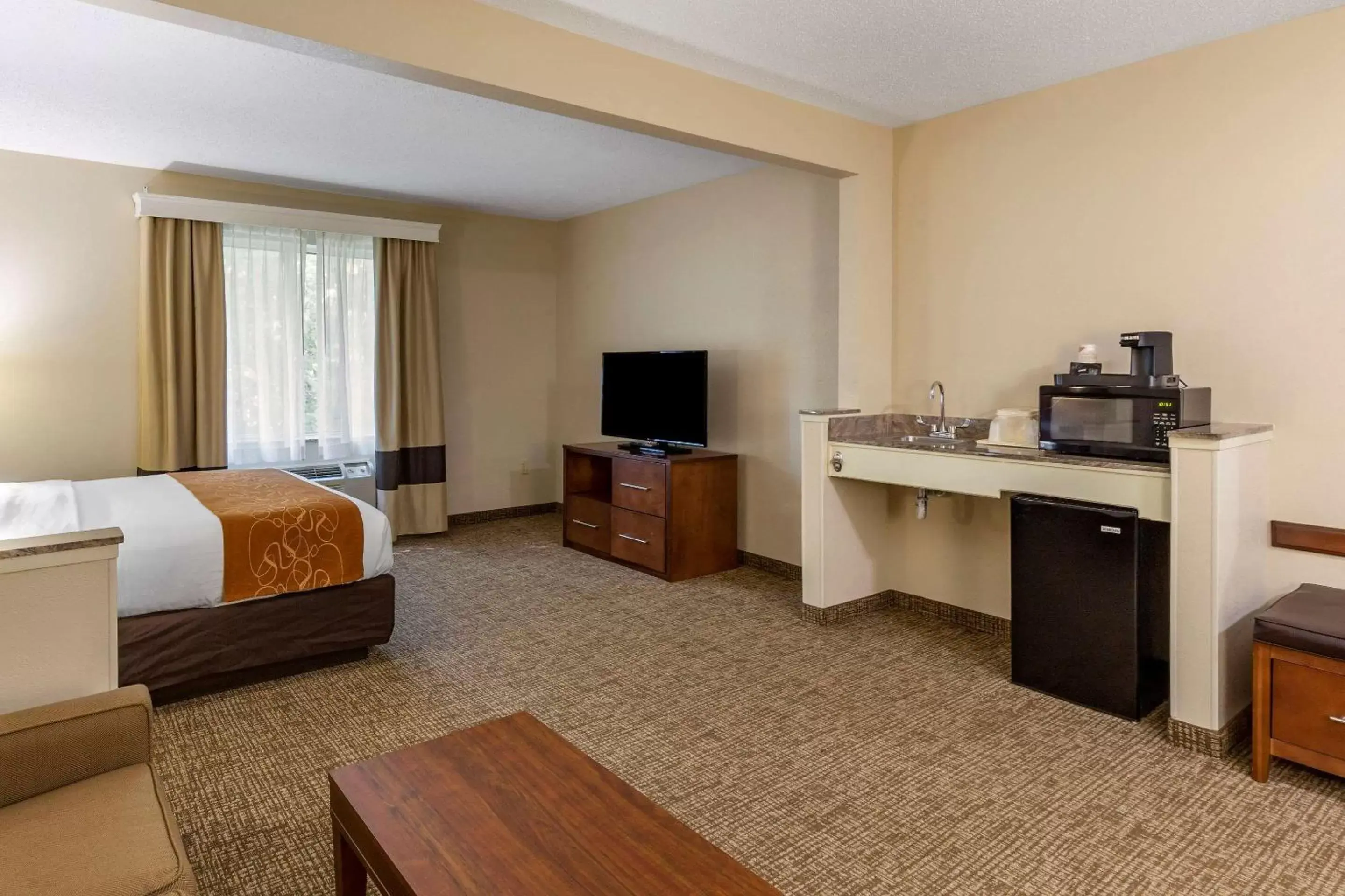 Bedroom, TV/Entertainment Center in Comfort Suites Raleigh Walnut Creek
