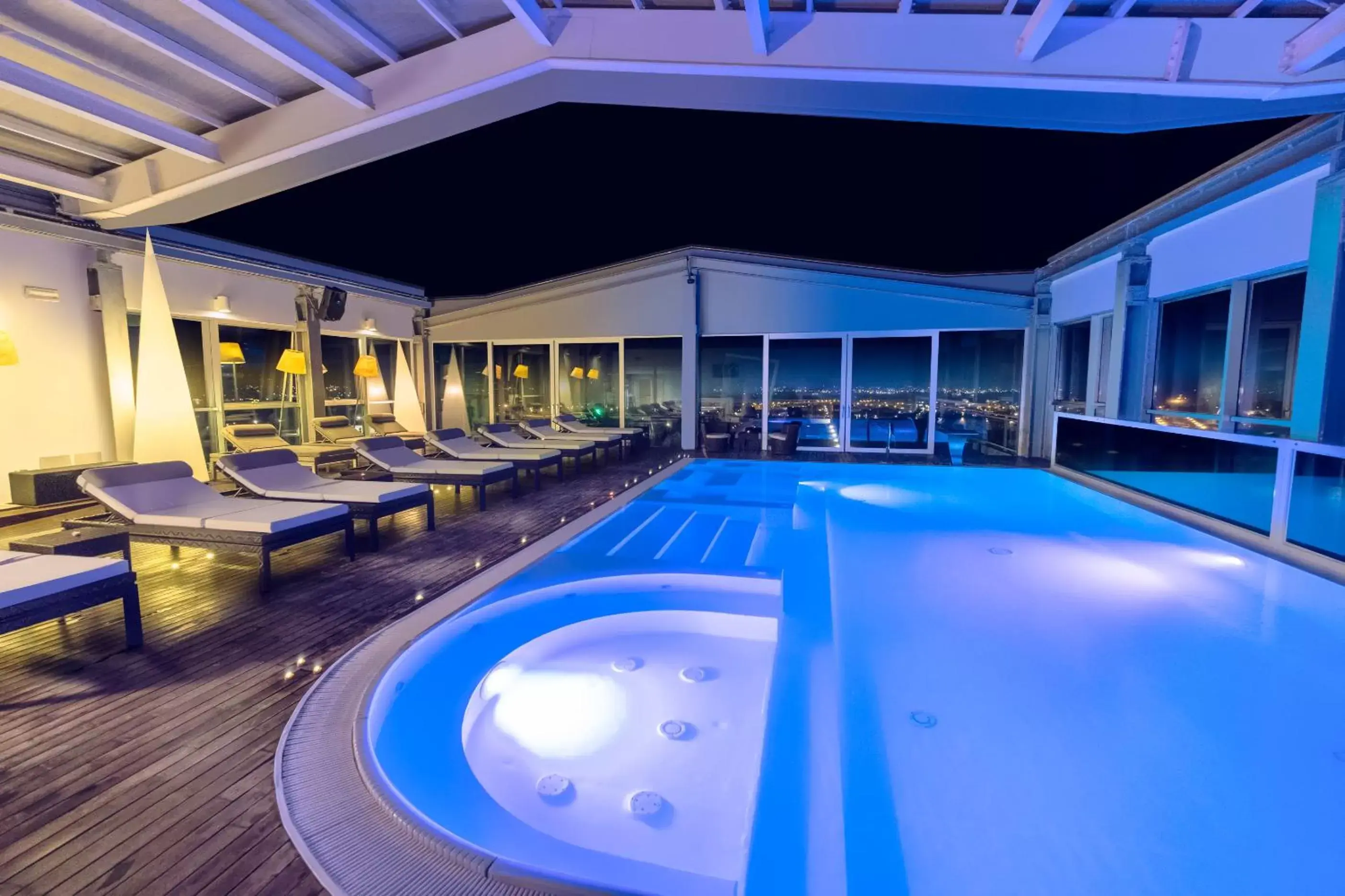 Hot Tub, Swimming Pool in Hotel Horizon