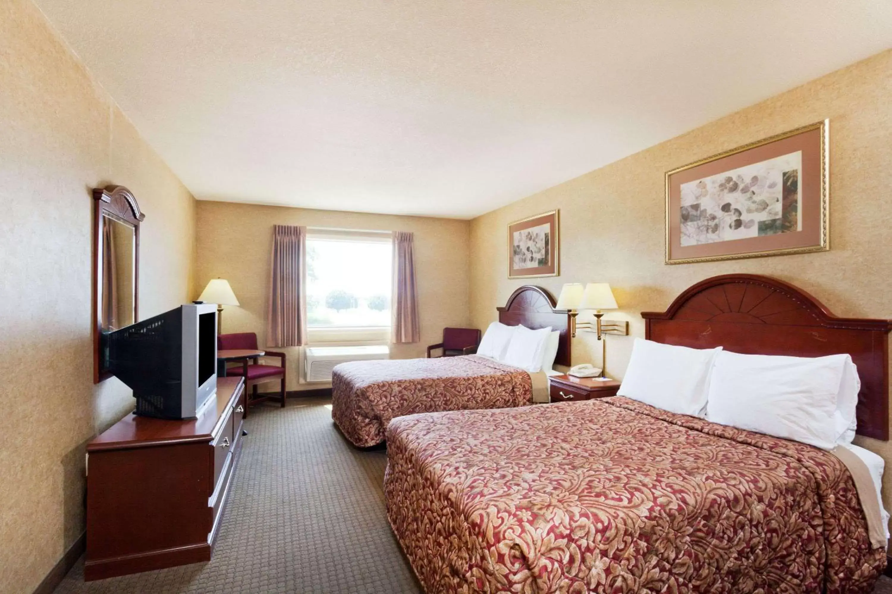 Photo of the whole room, Bed in Days Inn & Suites by Wyndham Wynne