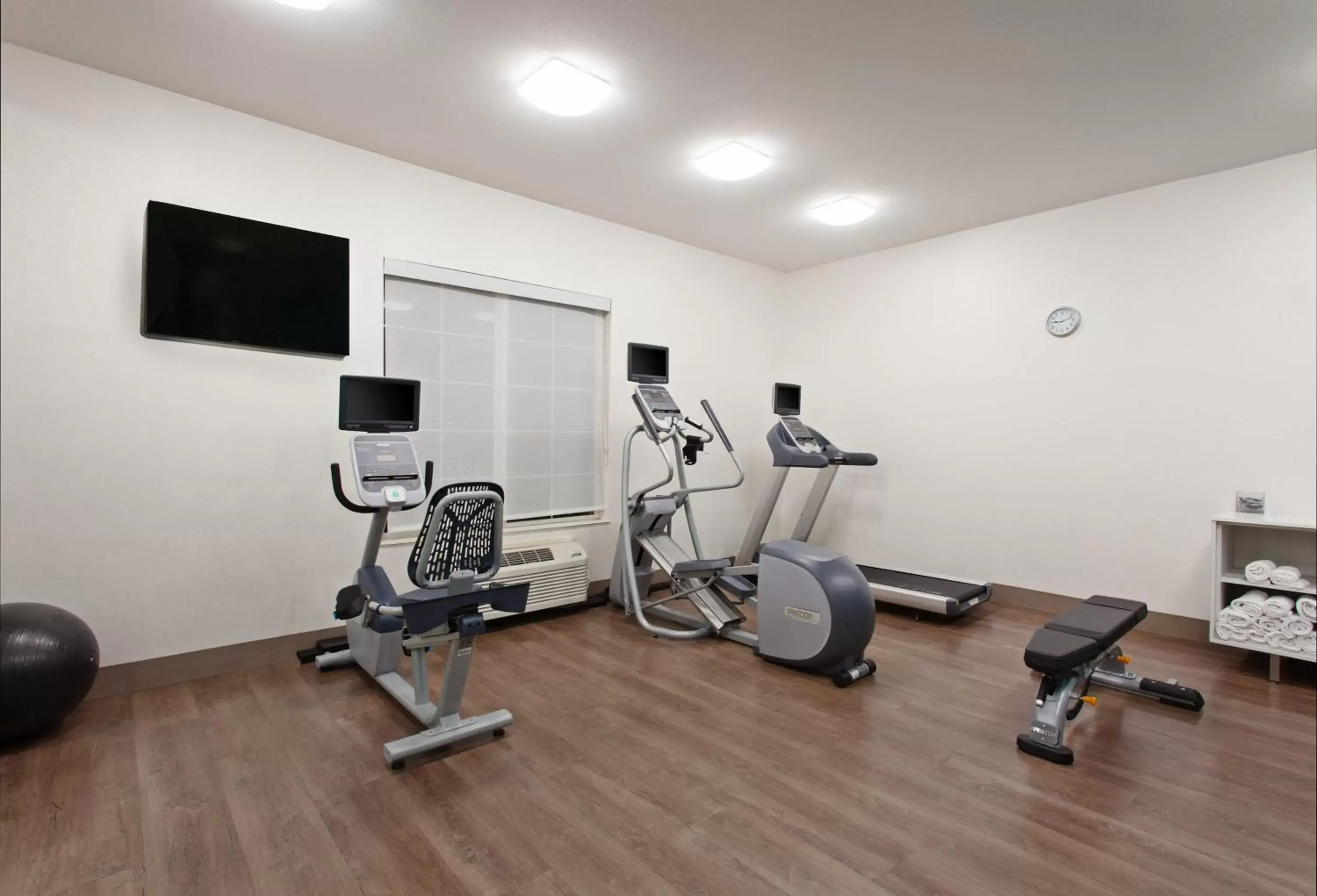 Spa and wellness centre/facilities, Fitness Center/Facilities in Holiday Inn Express & Suites Oakland - Airport, an IHG Hotel