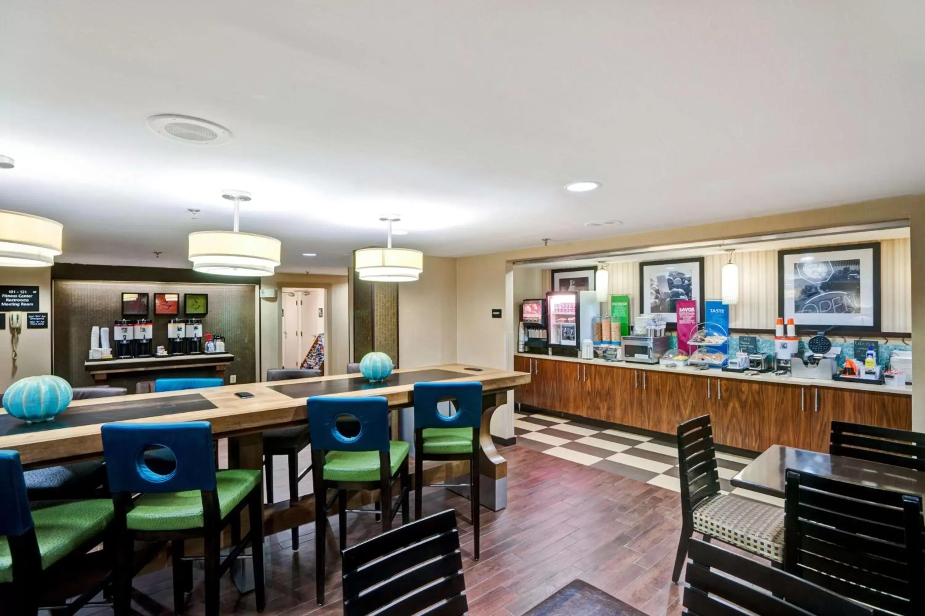 Breakfast, Lounge/Bar in Hampton Inn by Hilton Milford