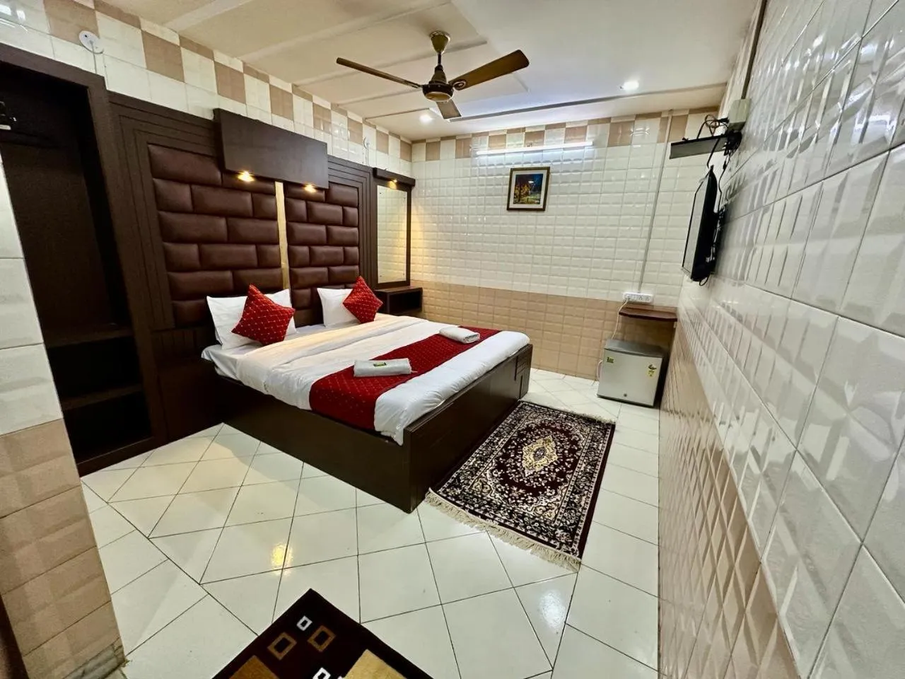 Photo of the whole room, Bed in Hotel Sheela, 100m from Taj Mahal