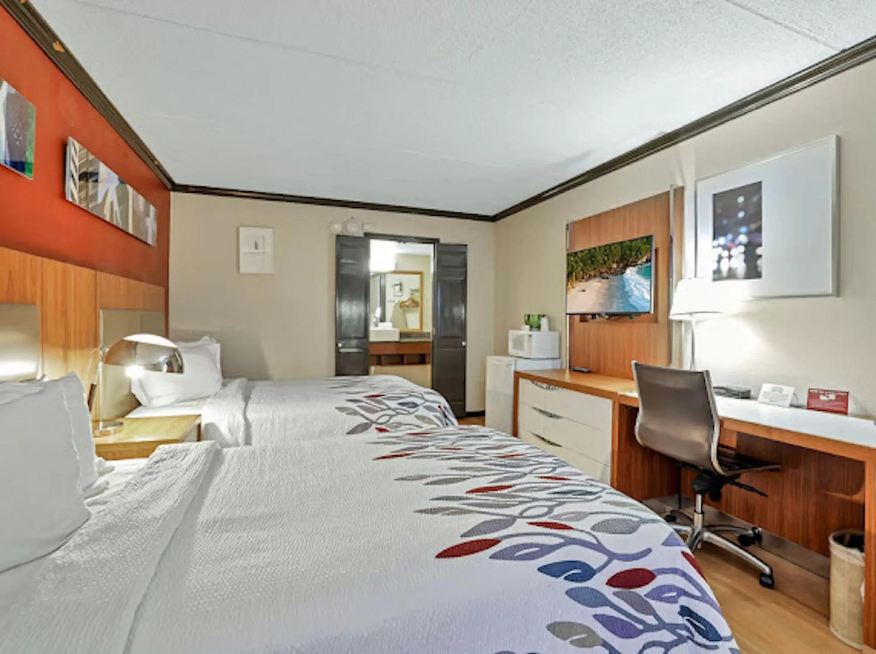 Bedroom, Bed in Red Roof Inn Uhrichsville