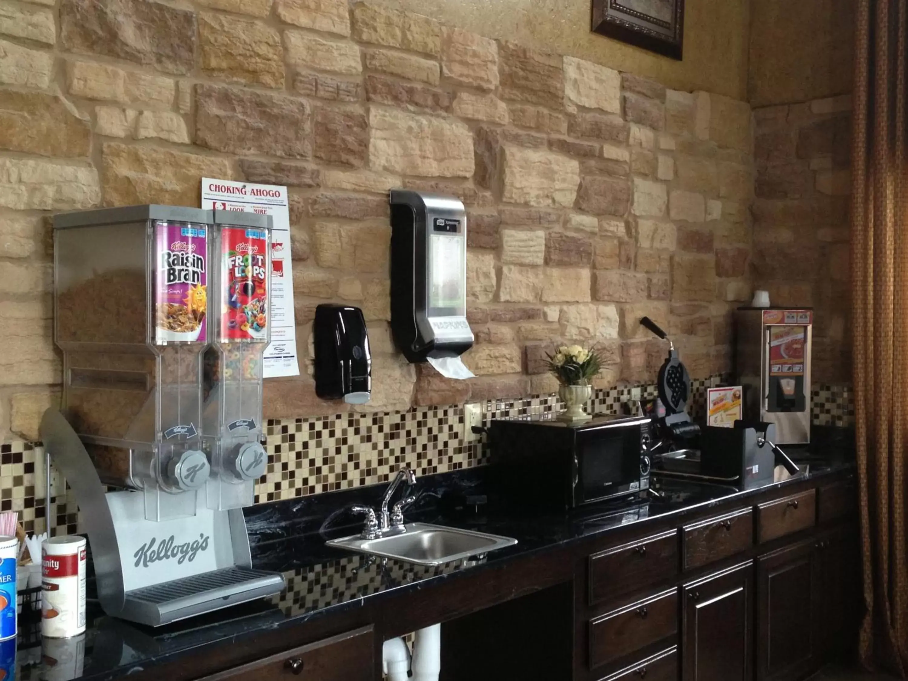 Coffee/tea facilities, Kitchen/Kitchenette in Scottish Inns Fort Worth