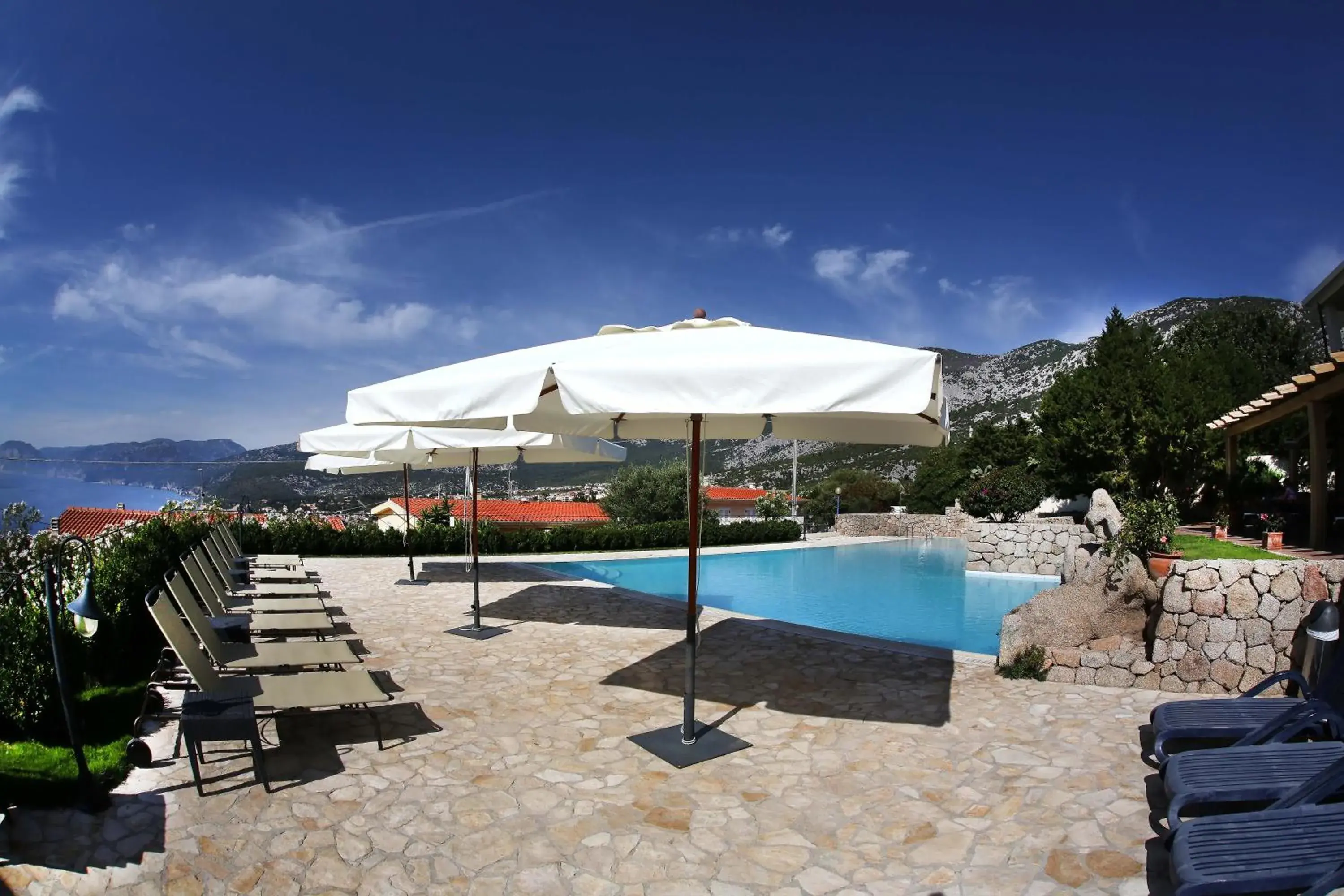 Swimming Pool in Hotel Villa Gustui Maris