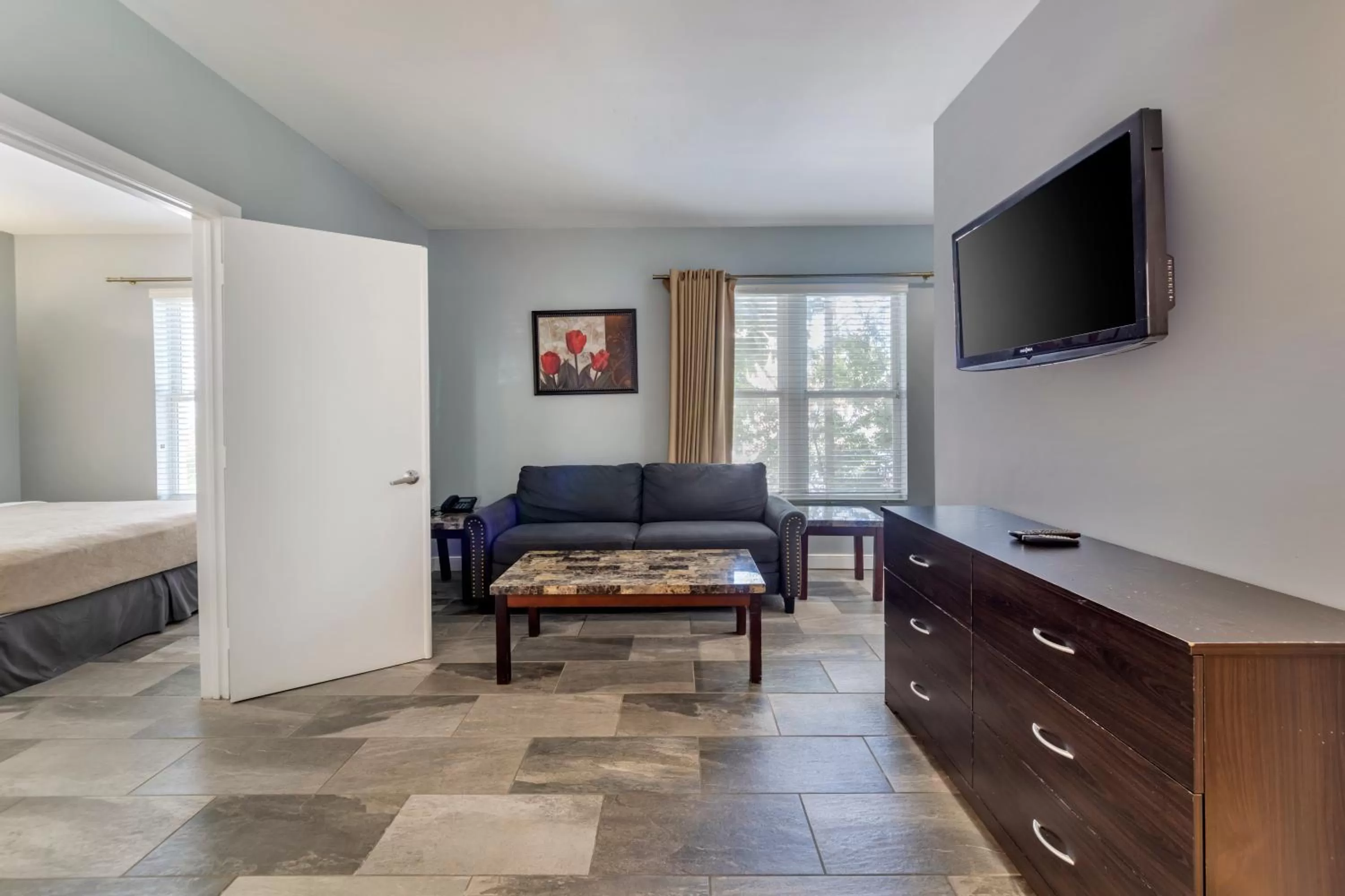 Living room, Seating Area in La Flora by LuxUrban