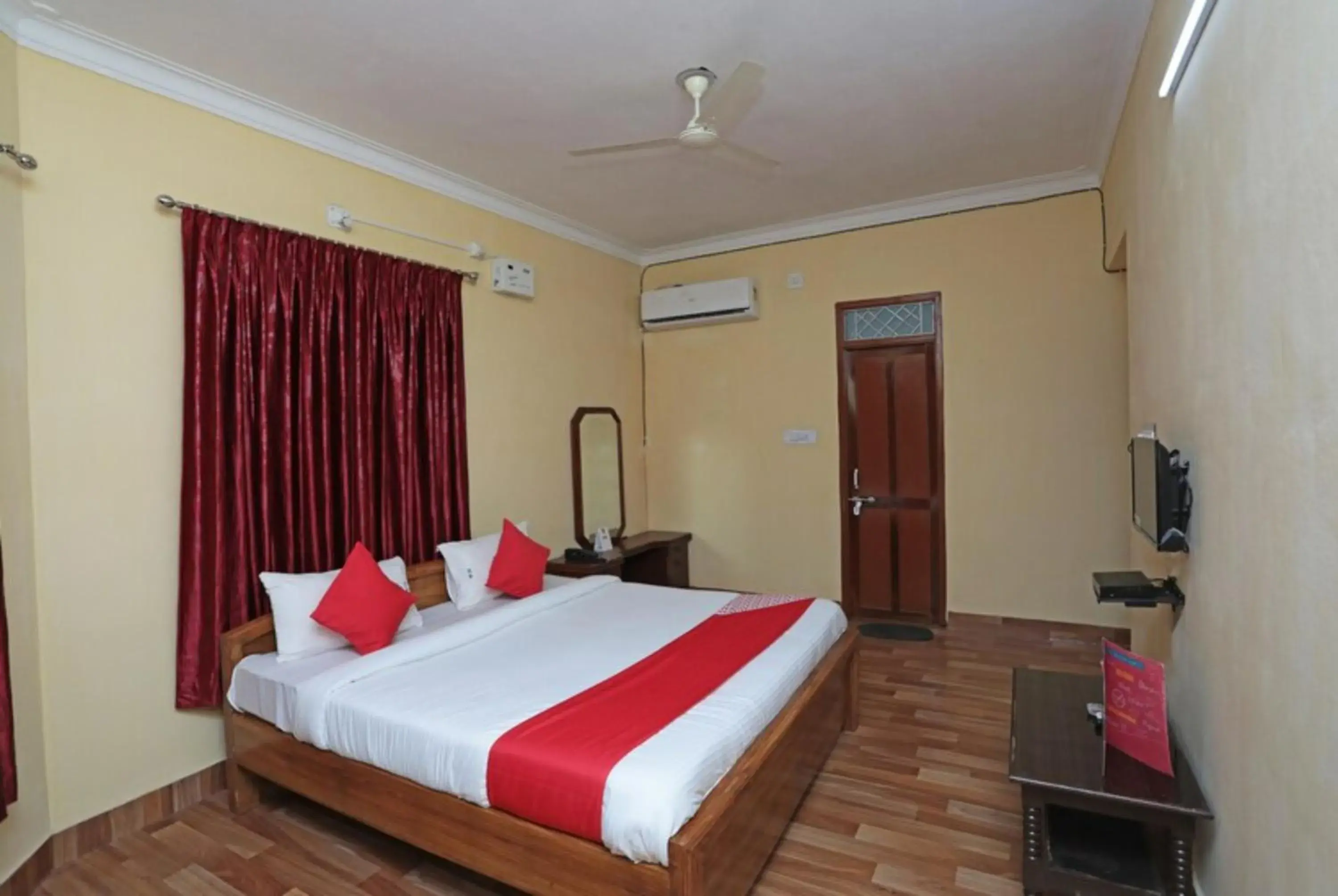 TV and multimedia, Bed in Goroomgo Pink Villa Guest House Bhubaneswar