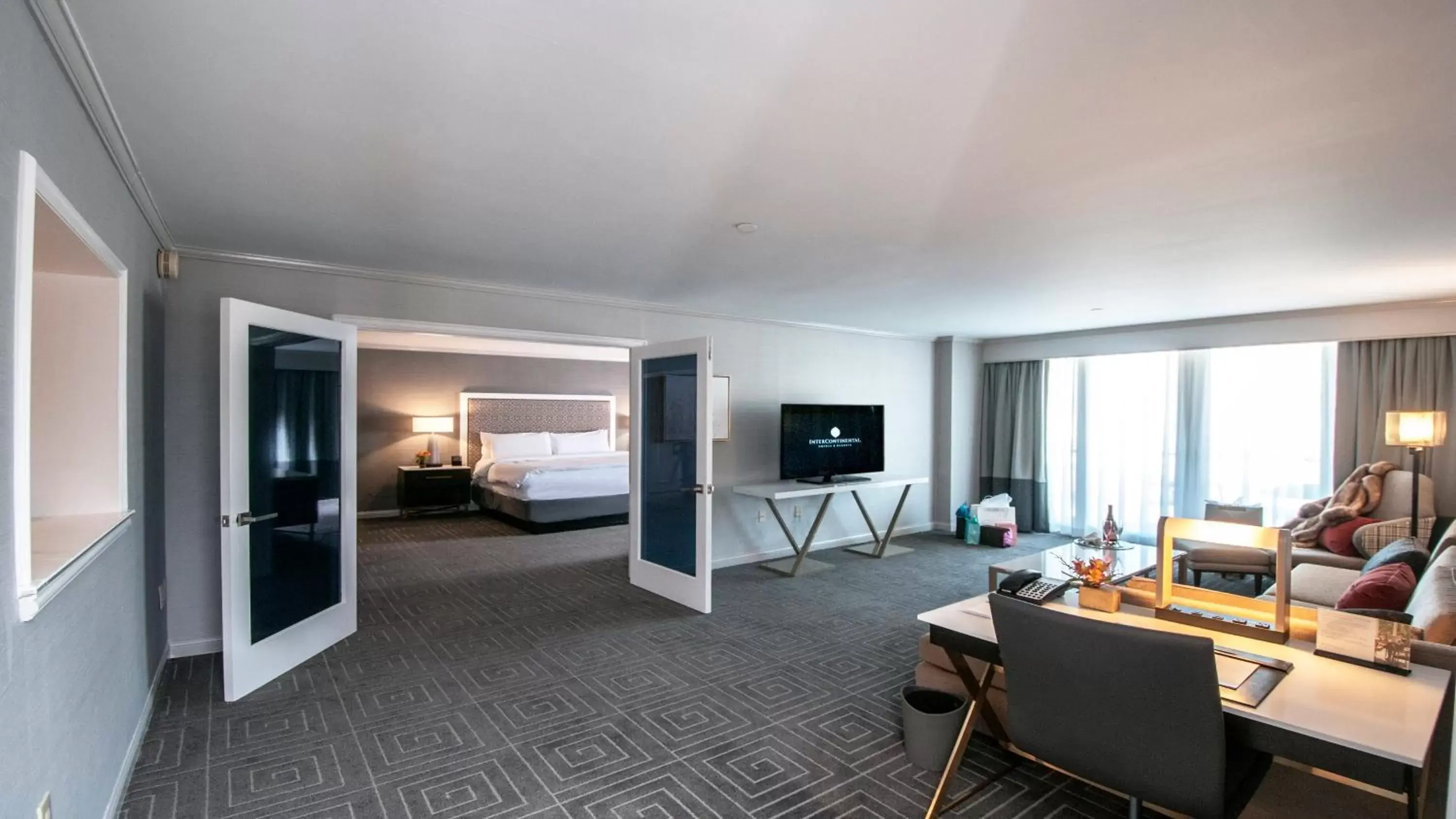 Photo of the whole room, Bed in InterContinental Kansas City at the Plaza by IHG Photo of the whole room, Bed in InterContinental Kansas City at the Plaza by IHG