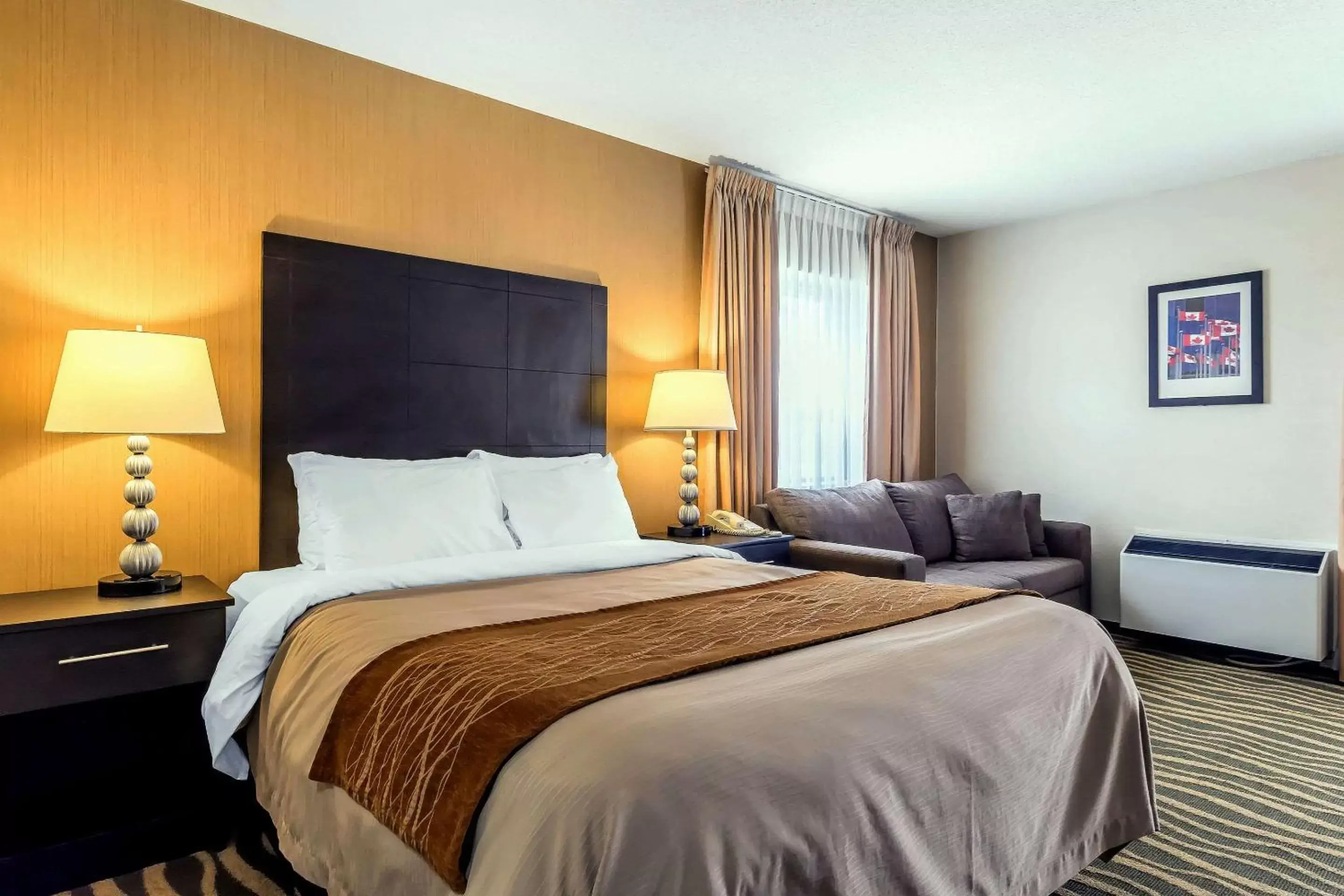 Photo of the whole room, Bed in Comfort Inn Barrie