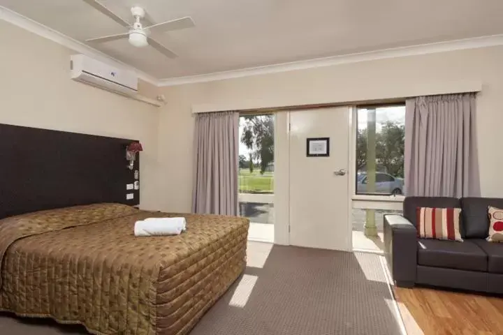 Bed, Room Photo in Australian Homestead Motor Lodge