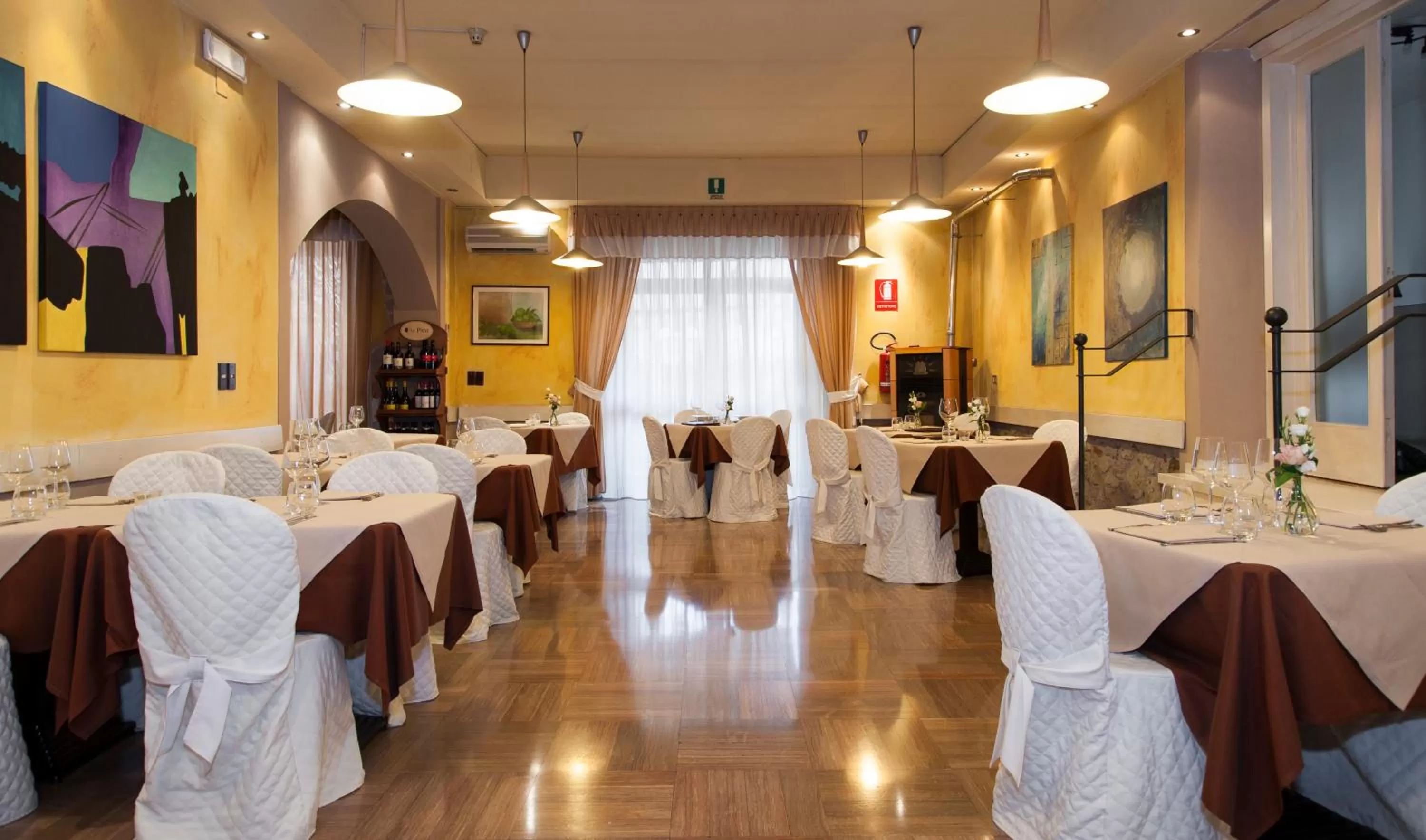 Restaurant/places to eat in Hotel Monti