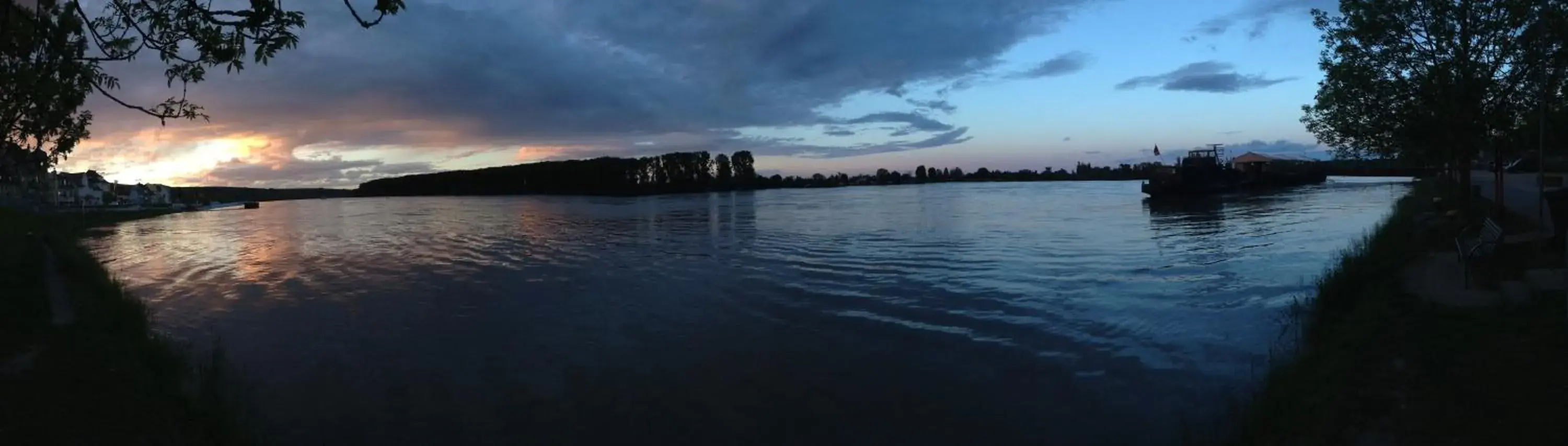 Natural landscape, Swimming Pool in Rhein-Hotel Nierstein