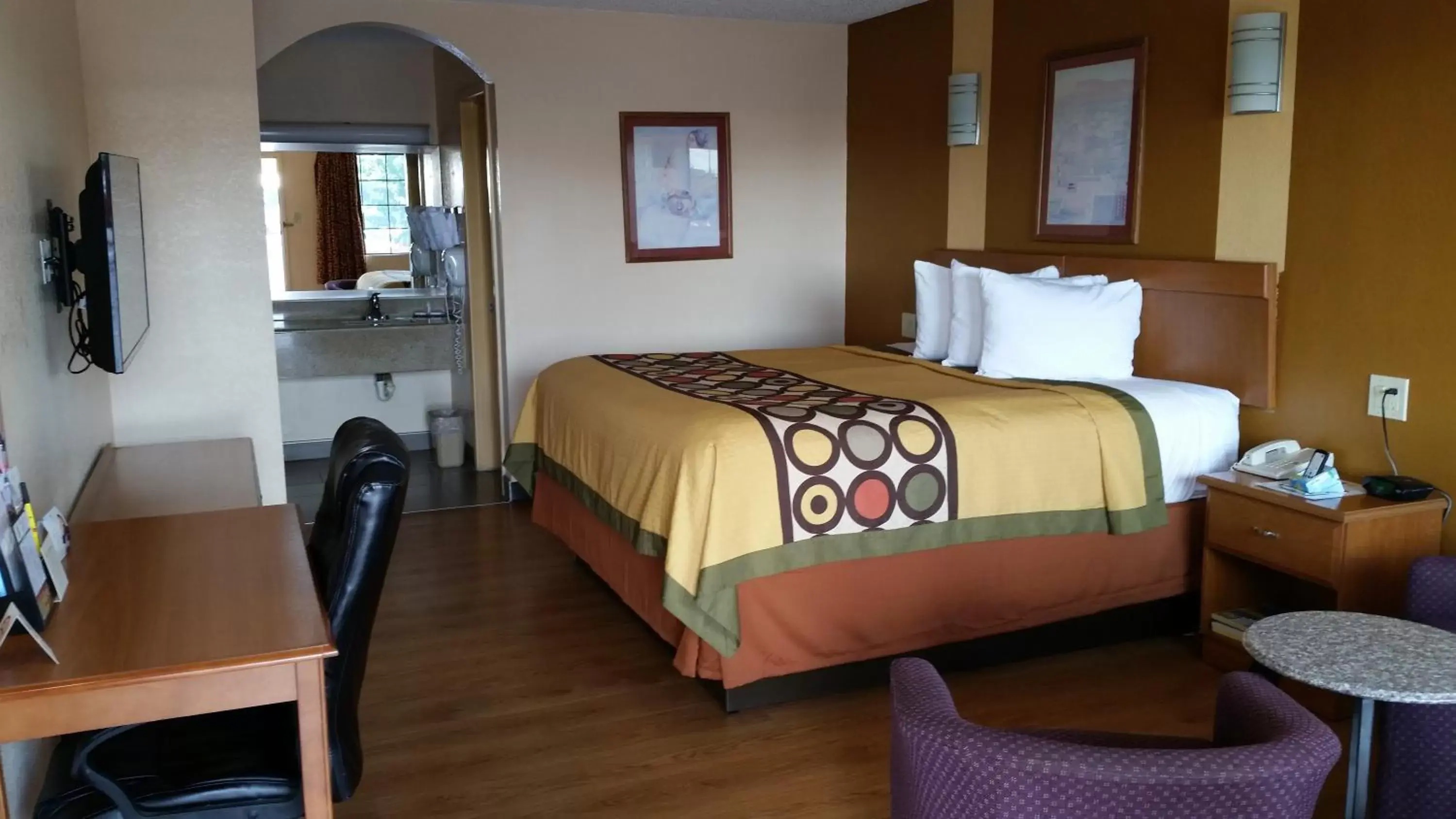 Photo of the whole room, Bed in Super 8 by Wyndham Waco/Mall area TX