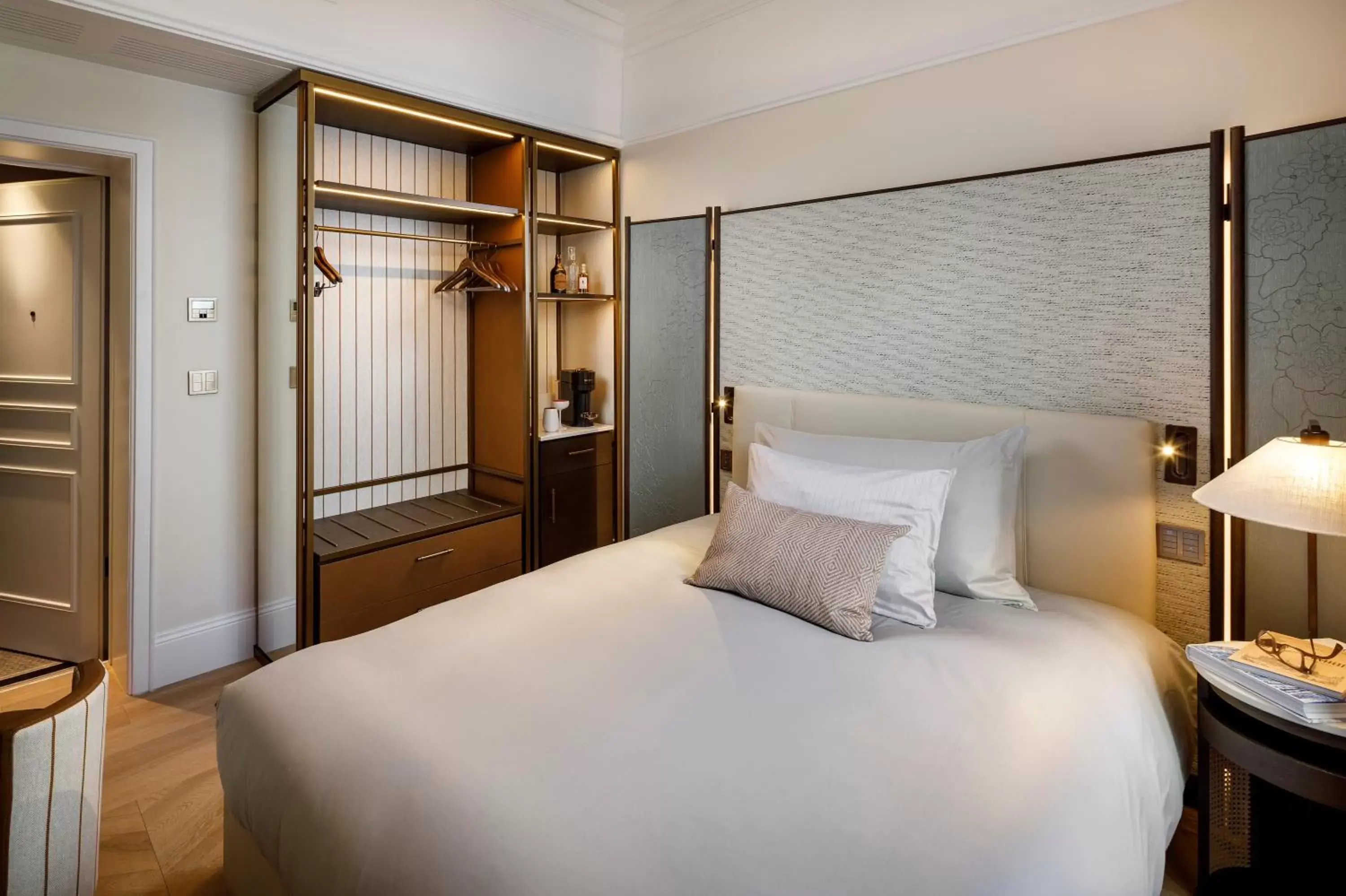 Bedroom, Bed in Small Luxury Hotel Ambassador Zurich