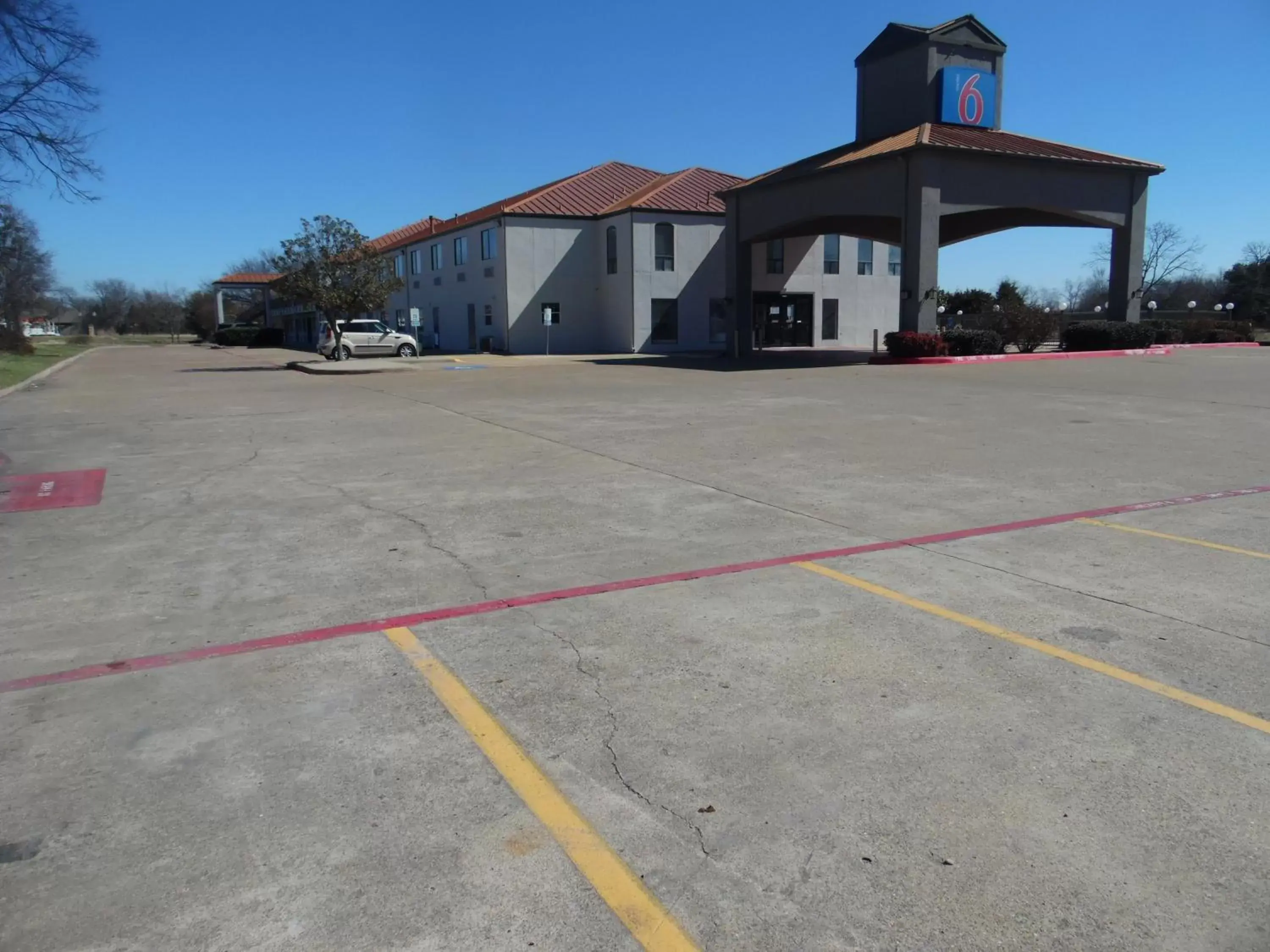 Property Building in Motel 6-Ennis, TX