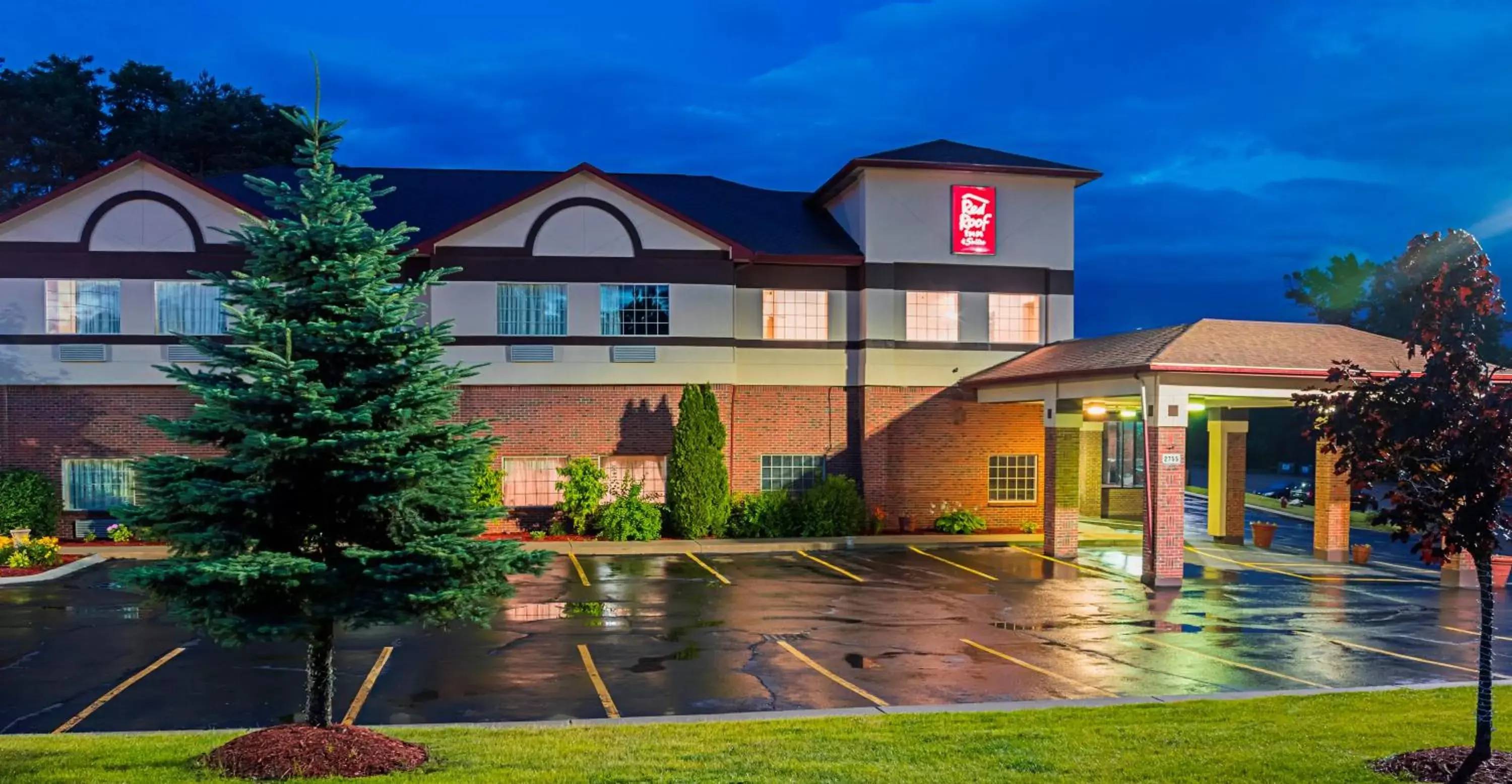 Property Building in Red Roof Inn & Suites Lake Orion / Auburn Hills