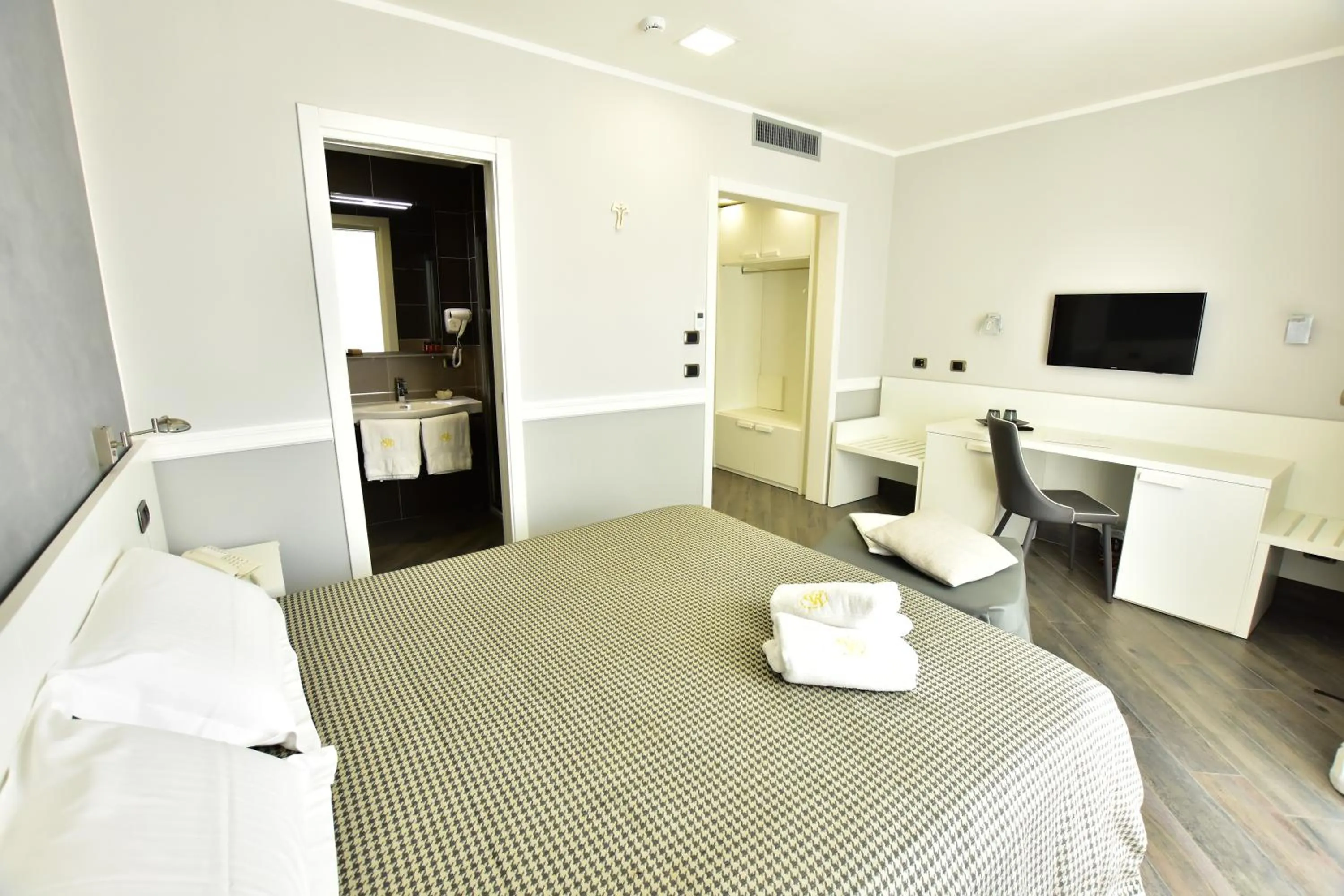 Photo of the whole room, Bed in Palazzo Rosenthal Vesuview Hotel & Resort