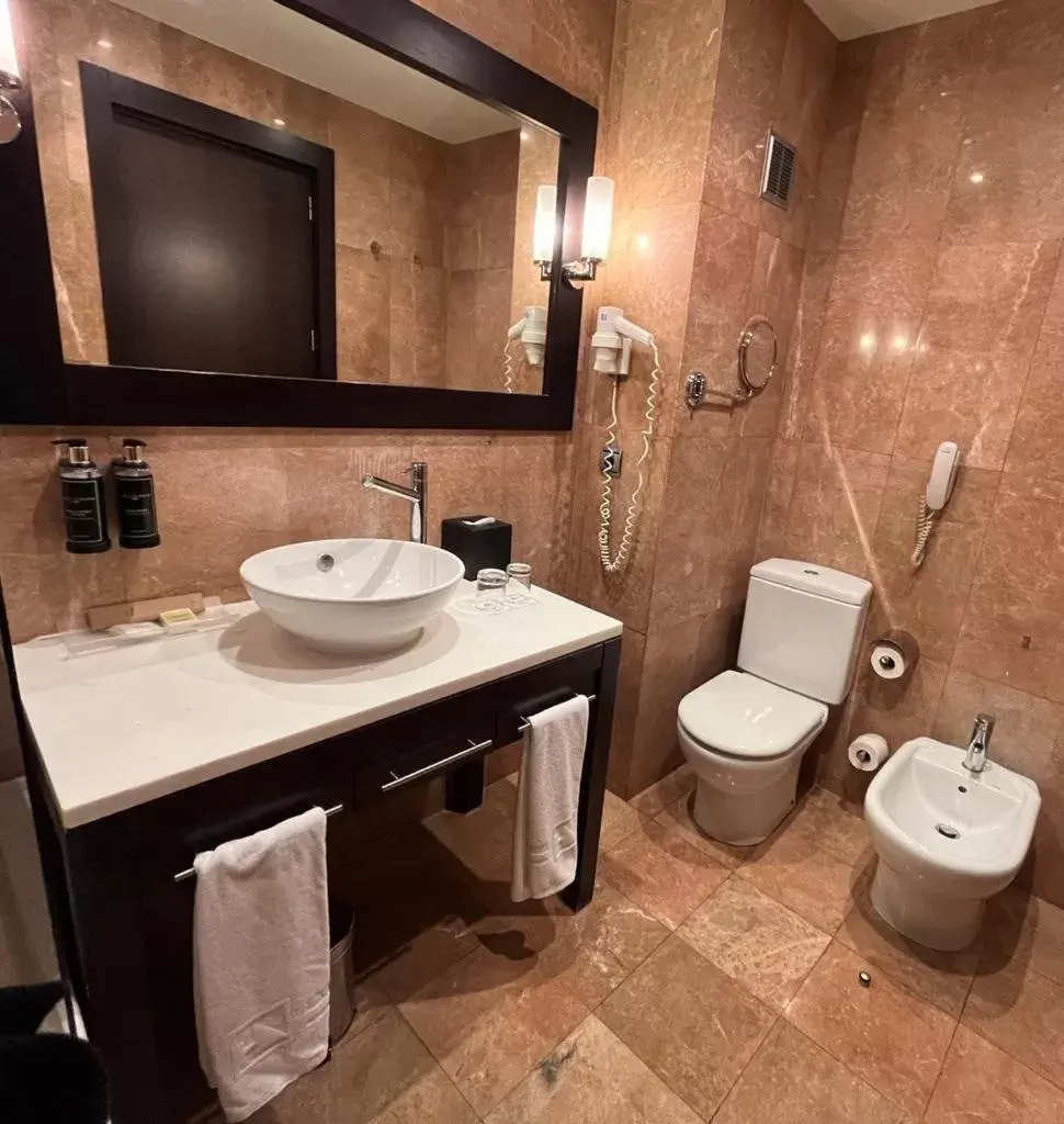 Bathroom in Eurostars Monumental