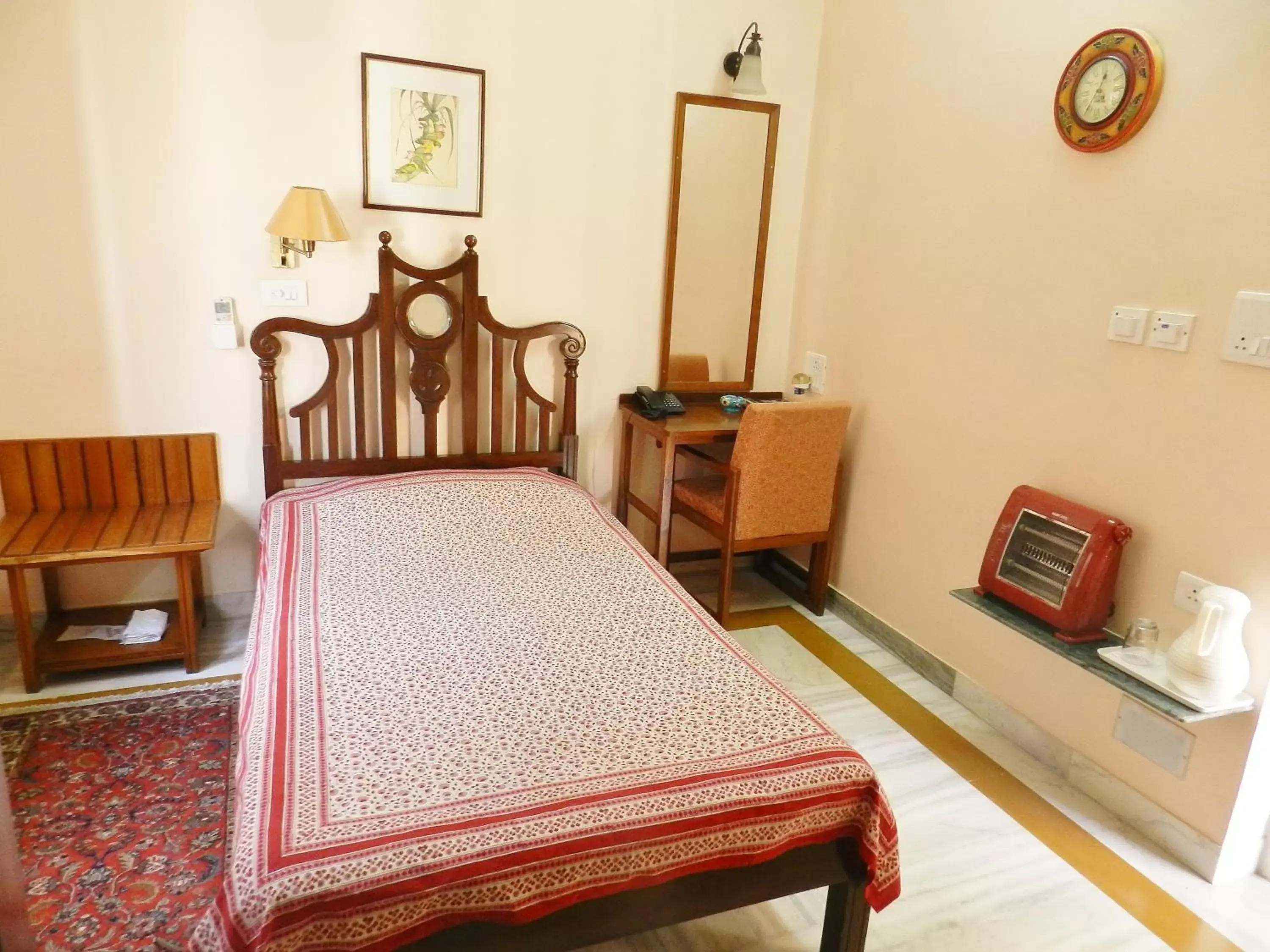 Bed in Hotel Arya Niwas