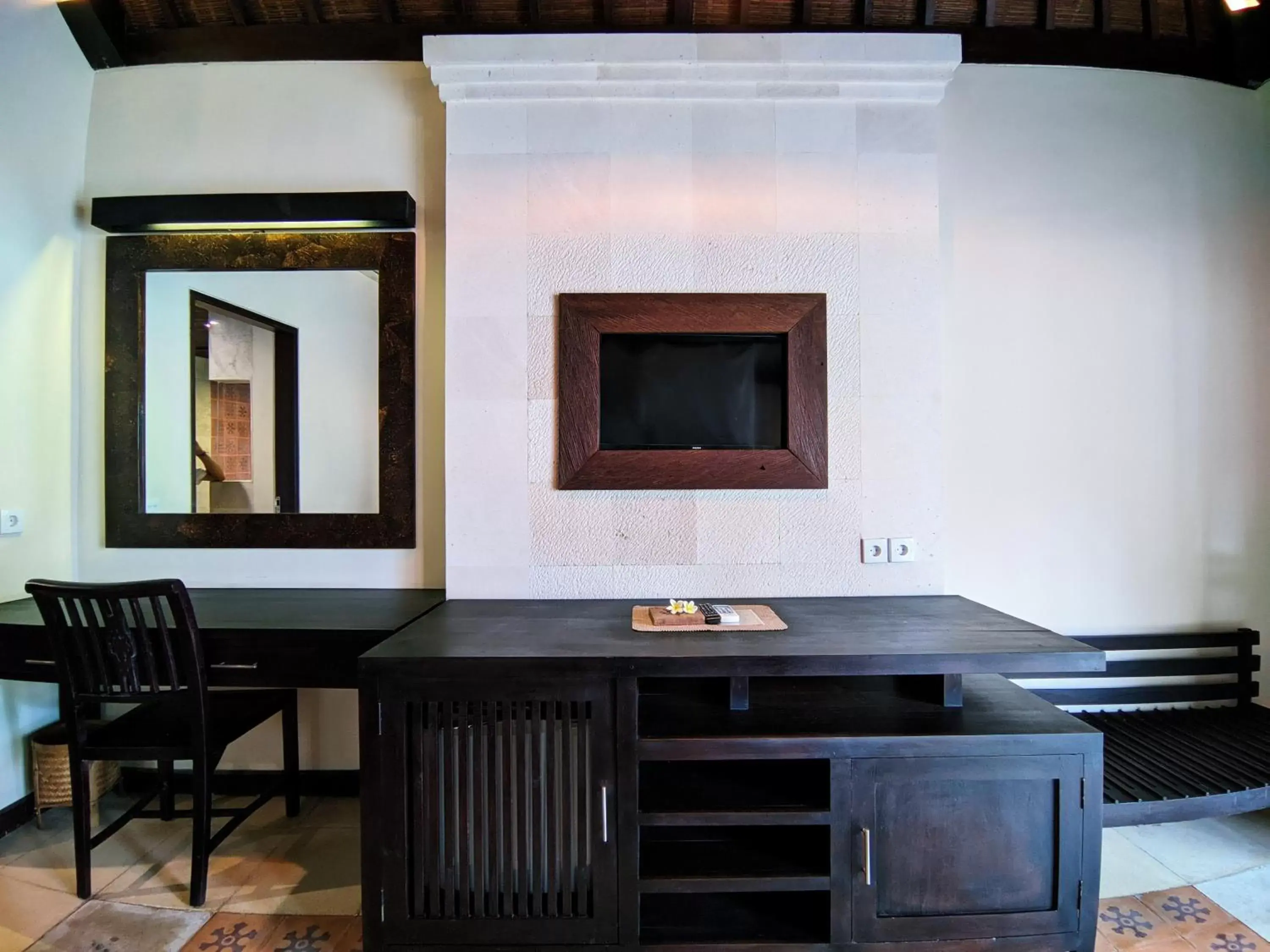 Dining area, TV/Entertainment Center in Barong Resort and Spa