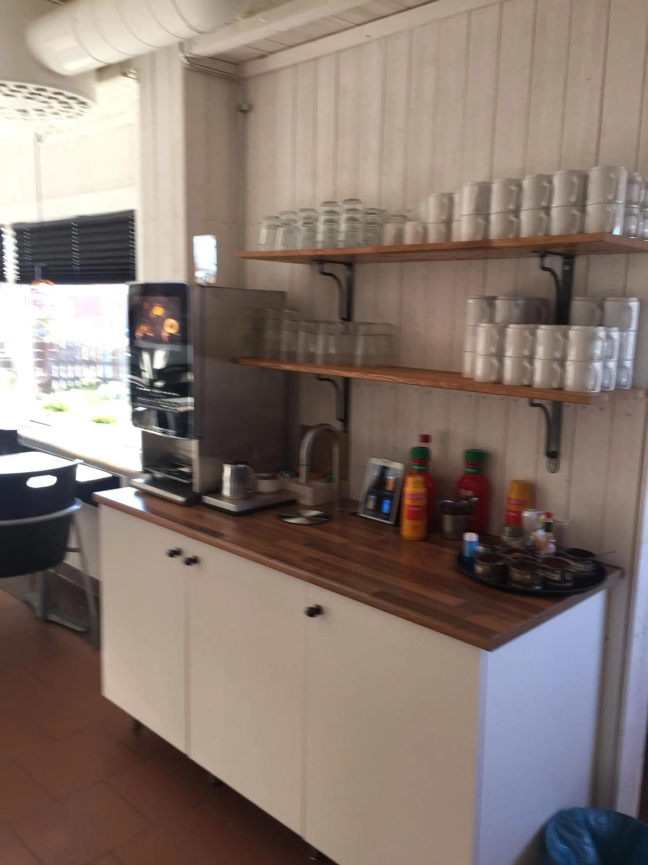 Restaurant/places to eat in Hotel E-10 by First