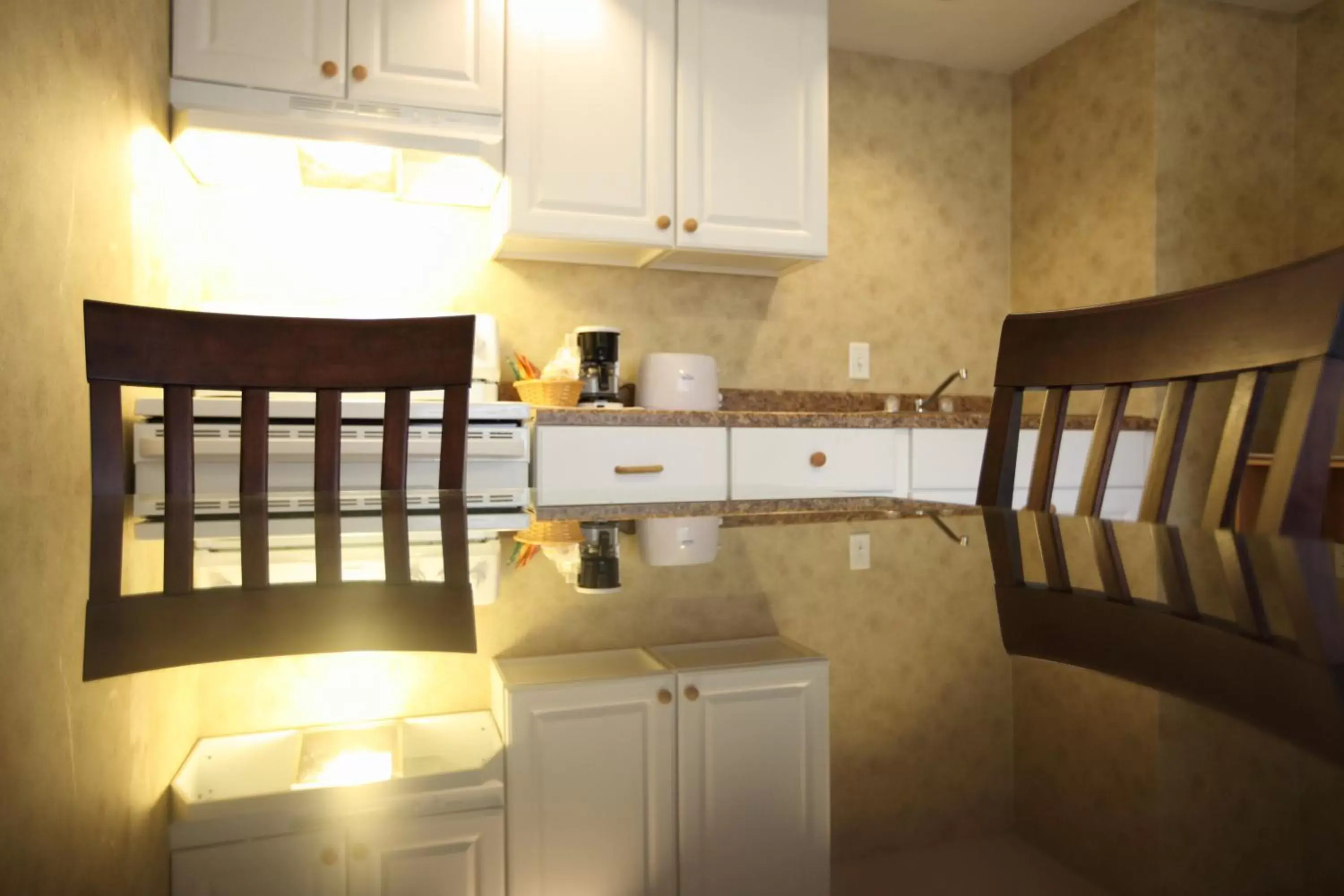 Kitchen or kitchenette, Kitchen/Kitchenette in The Island House Hotel