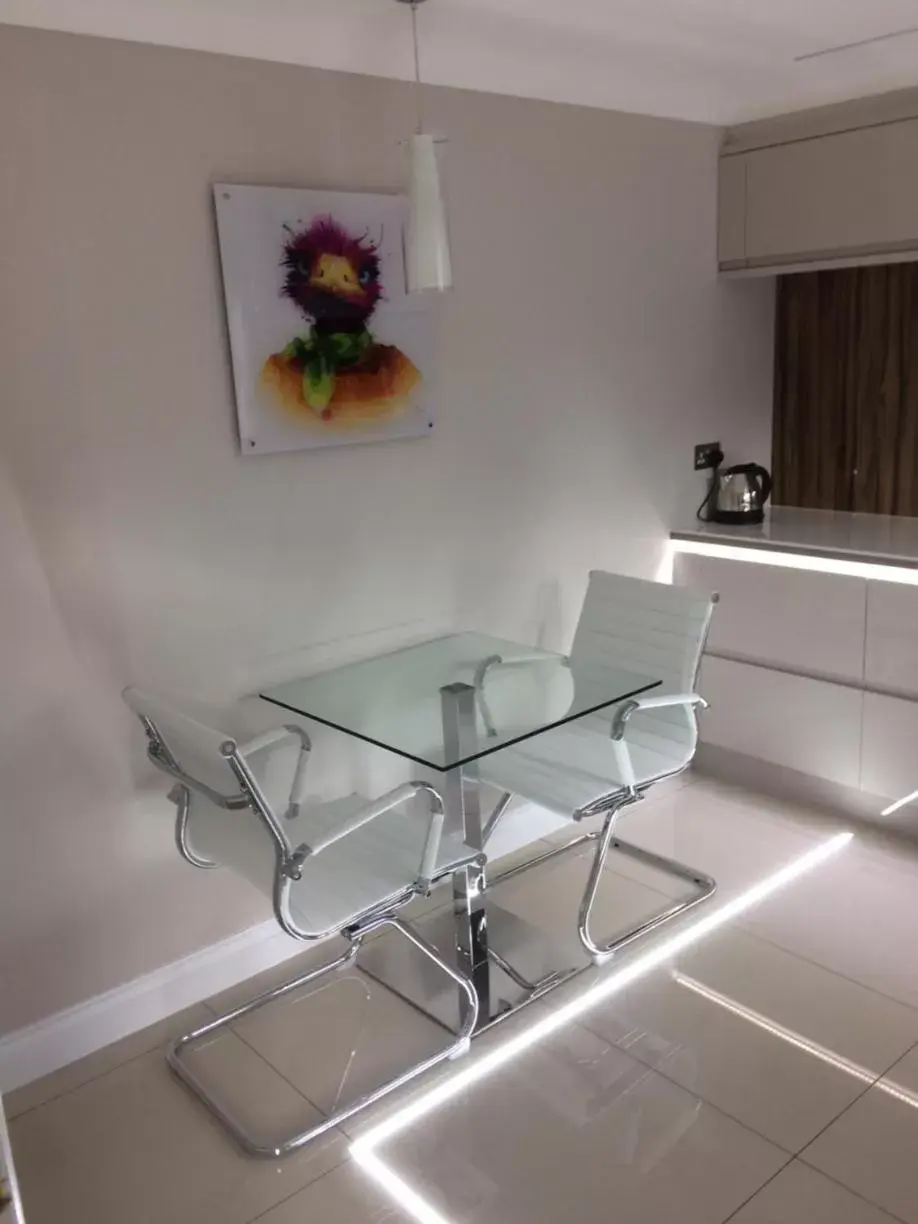 Kitchen or kitchenette, Seating Area in Hollies Hotel