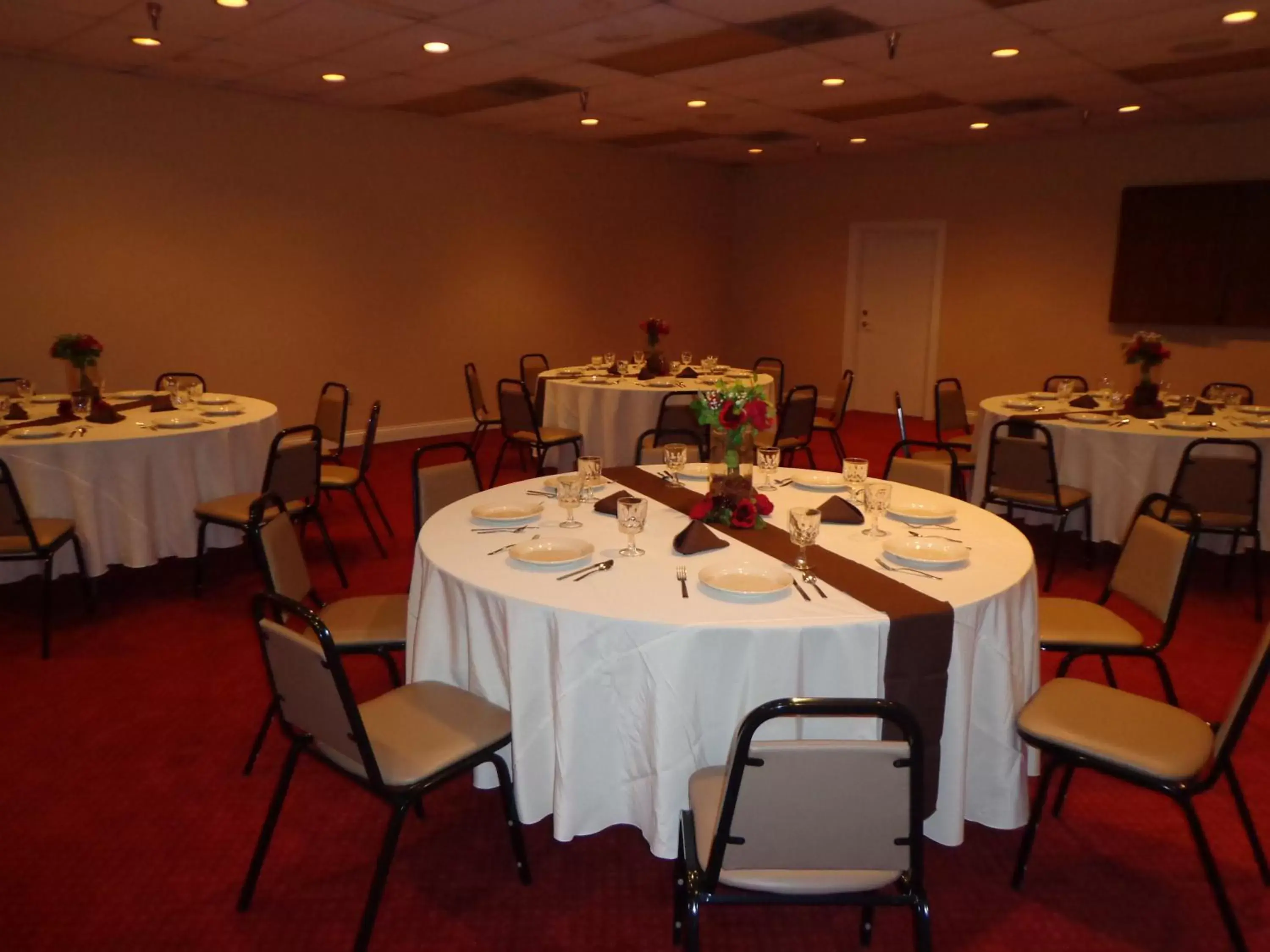 Banquet/Function facilities, Restaurant/Places to Eat in Euro-Suites Hotel