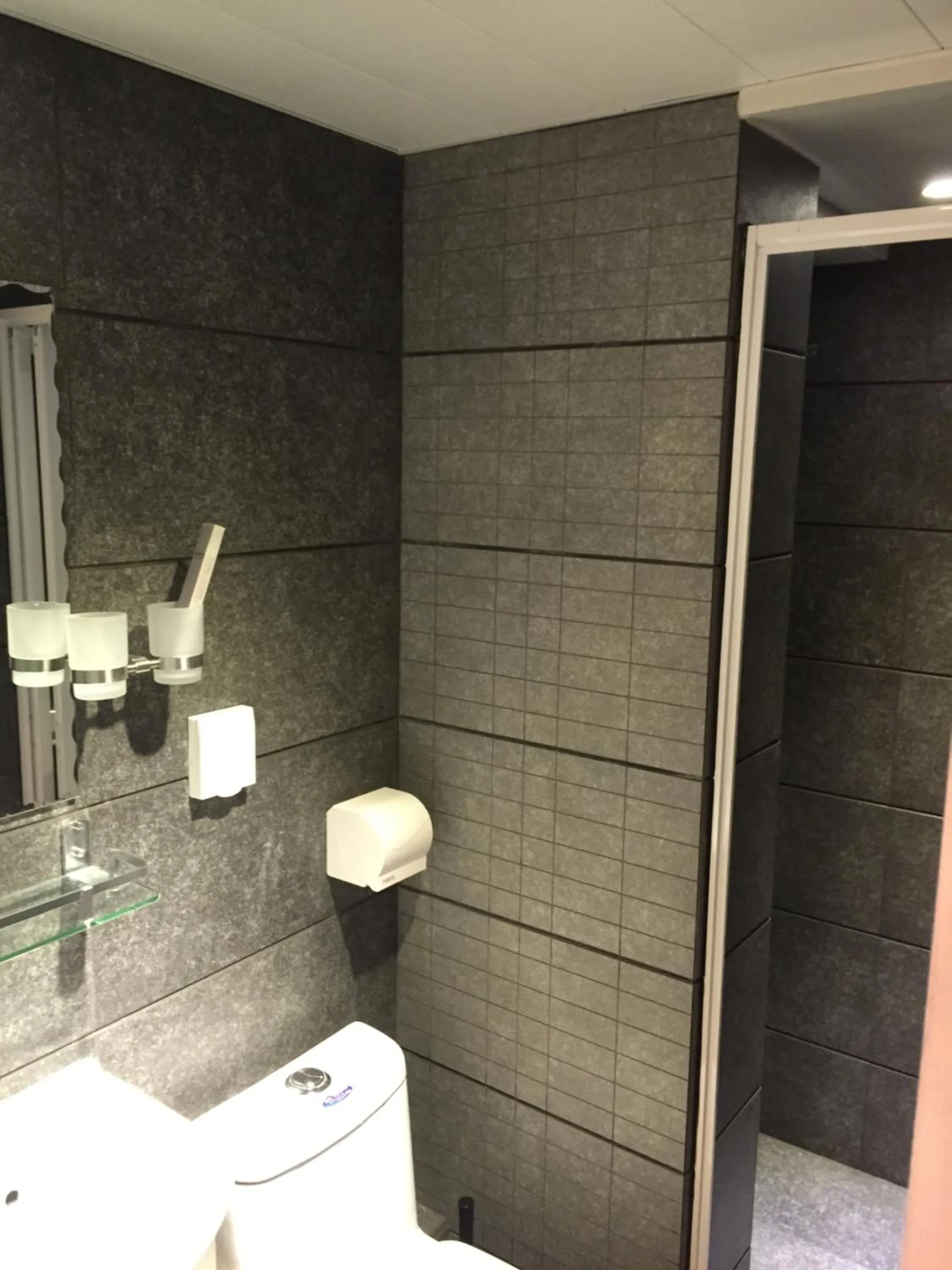 Toilet in Seasons Hotel - Causeway Bay