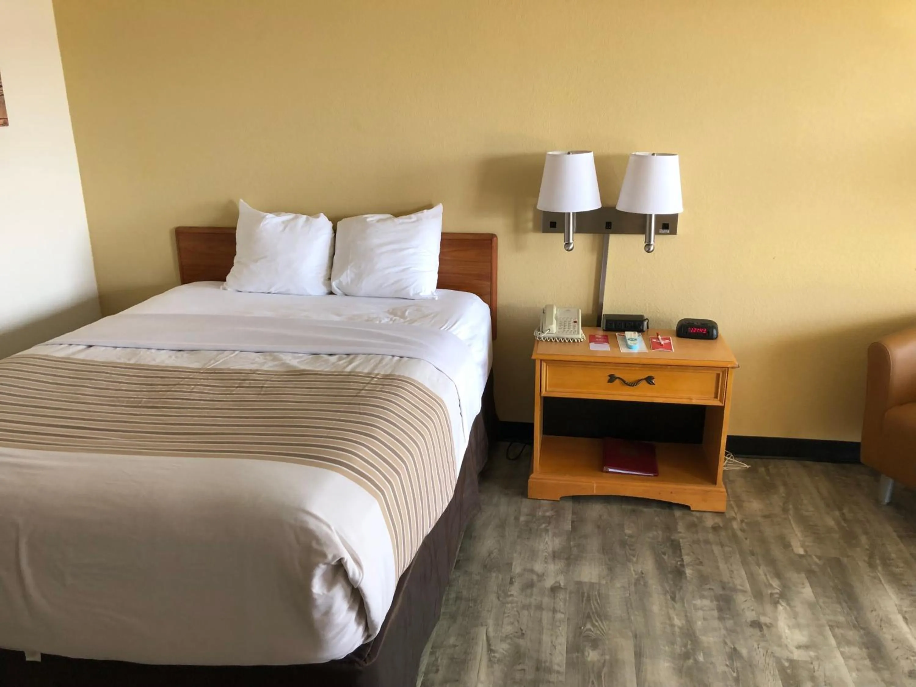 Queen Room - Non-Smoking in Econo Lodge Lordsburg I-10