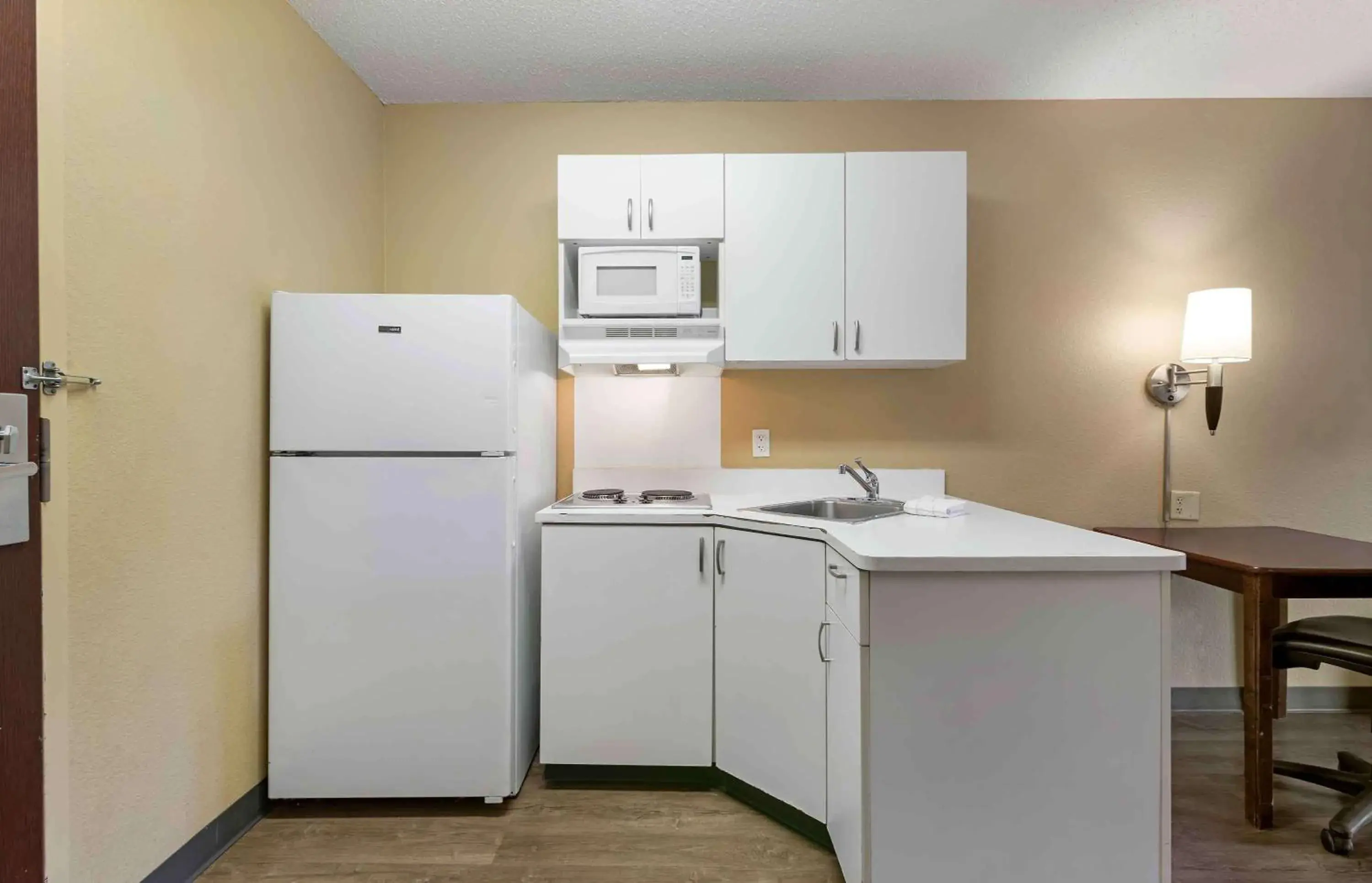 Bedroom, Kitchen/Kitchenette in Extended Stay America Suites - Savannah - Midtown