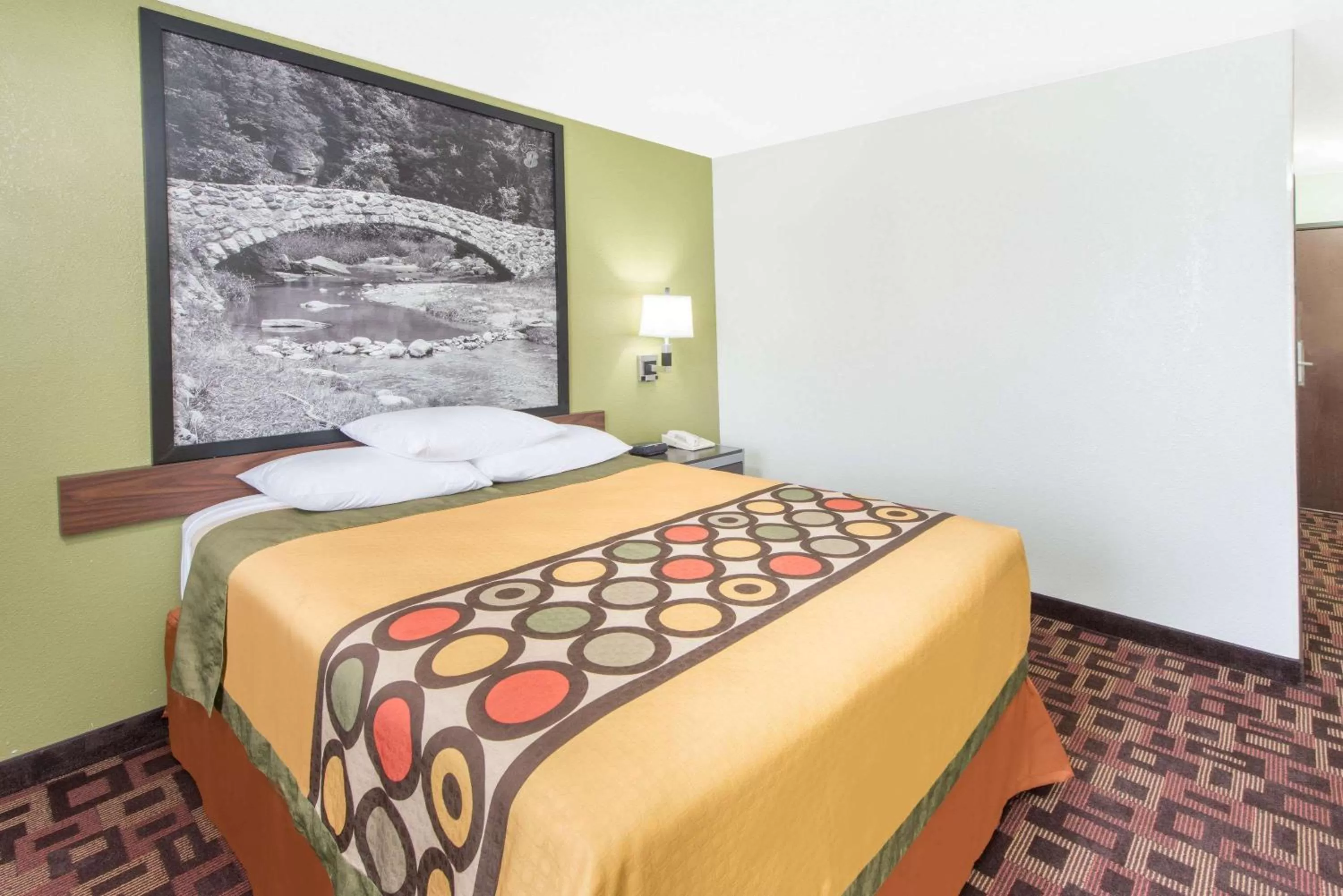 Photo of the whole room, Bed in Super 8 by Wyndham Moberly MO