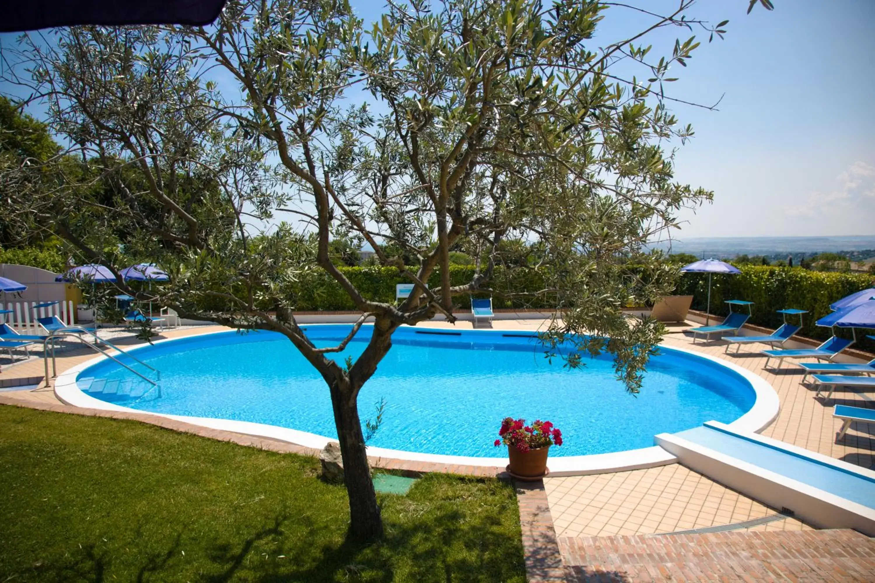 Swimming Pool in Hotel Le Cave