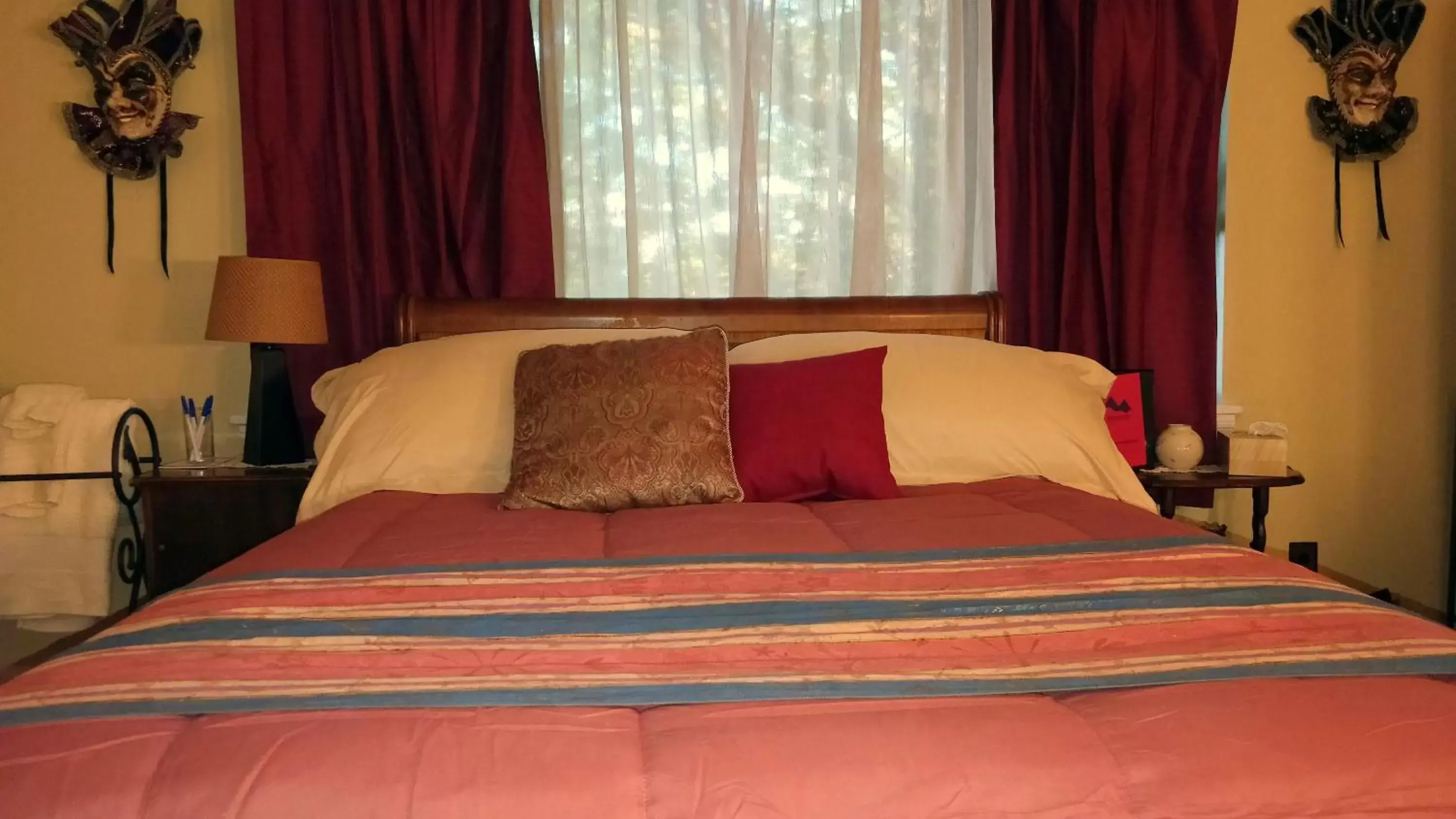 Superior Queen Room in Maurrocks - A Pocono Mountains B&B Superior Queen Room in Maurrocks - A Pocono Mountains B&B
