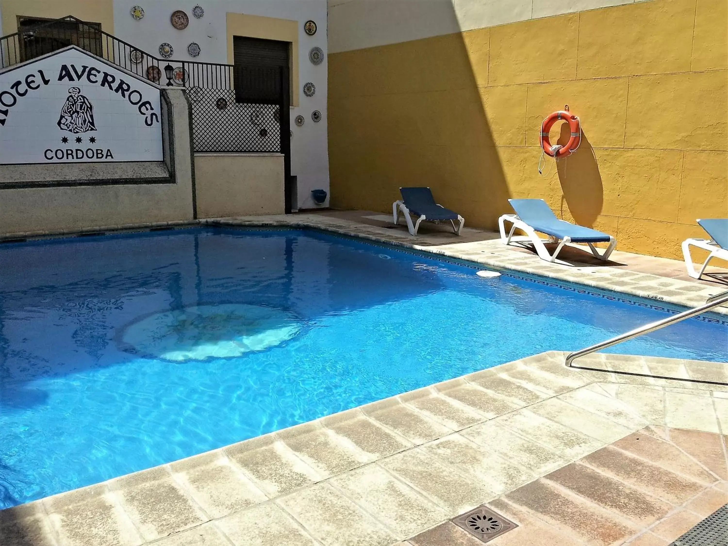 Swimming pool in Hotel Averroes