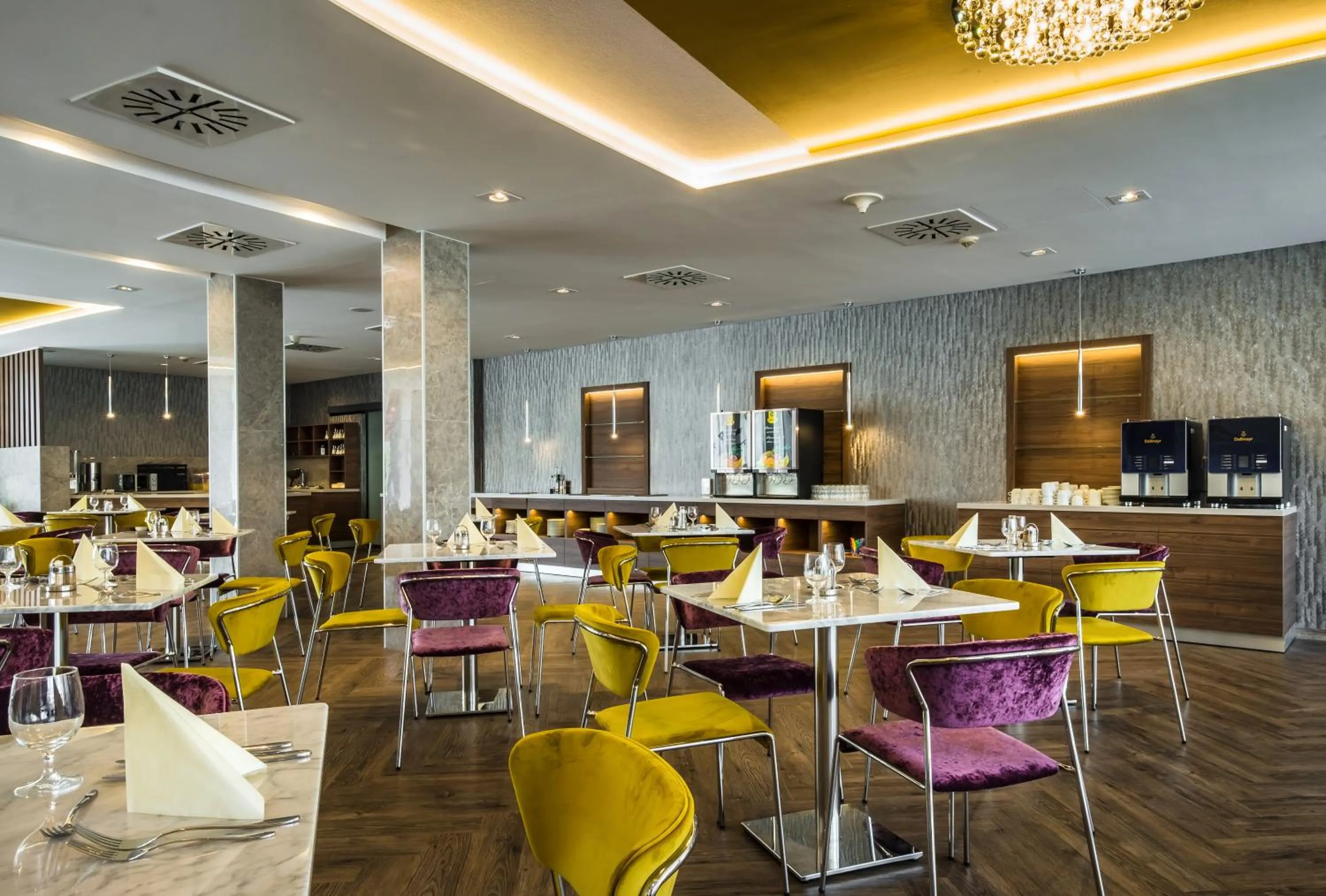 Restaurant/places to eat in Hotel Golden Lake Resort