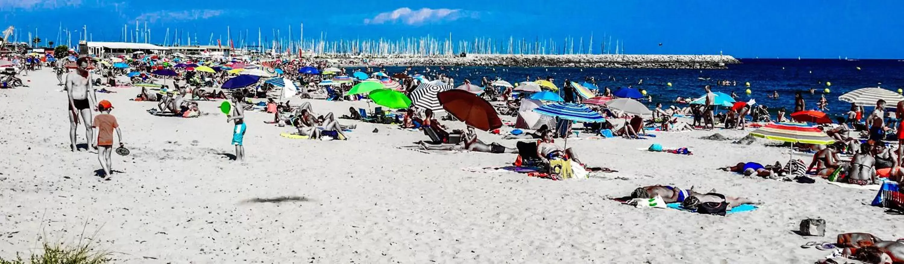 People, Beach in Amerique Hotel Palavas - Piscine & Parking - Plage