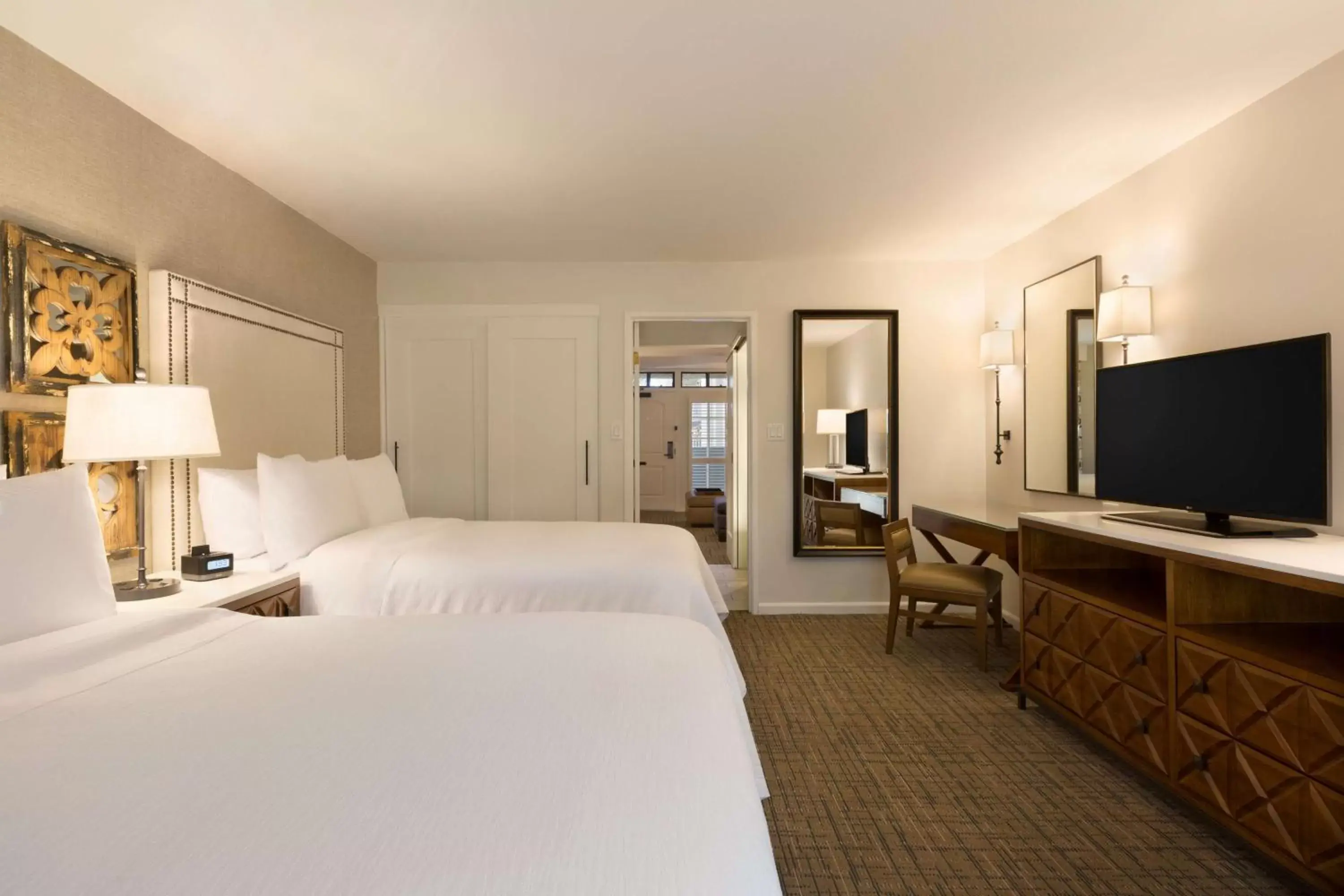 Bed, TV/Entertainment Center in Embassy Suites by Hilton Scottsdale Resort