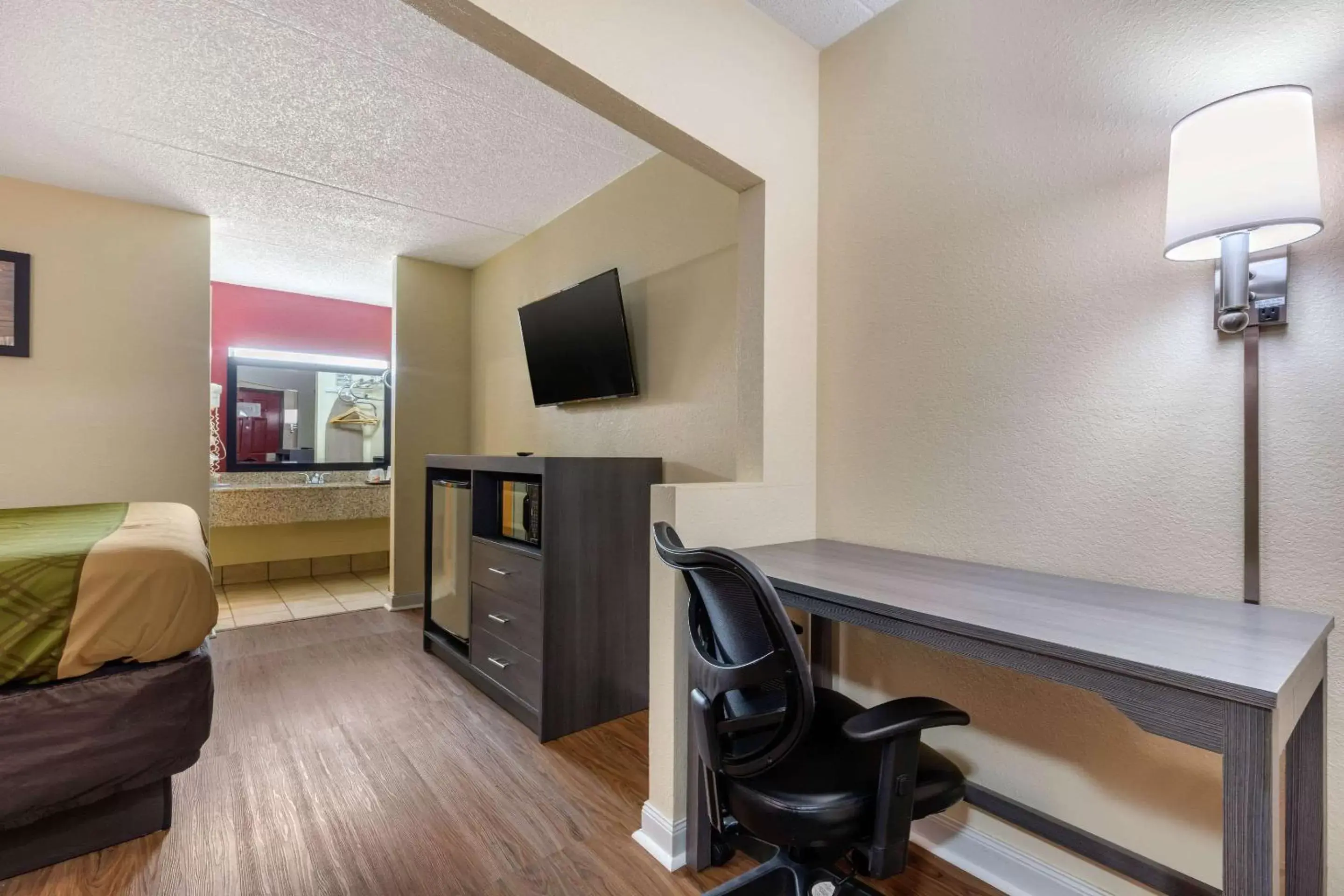 Photo of the whole room, TV/Entertainment Center in Econo Lodge Chattanooga